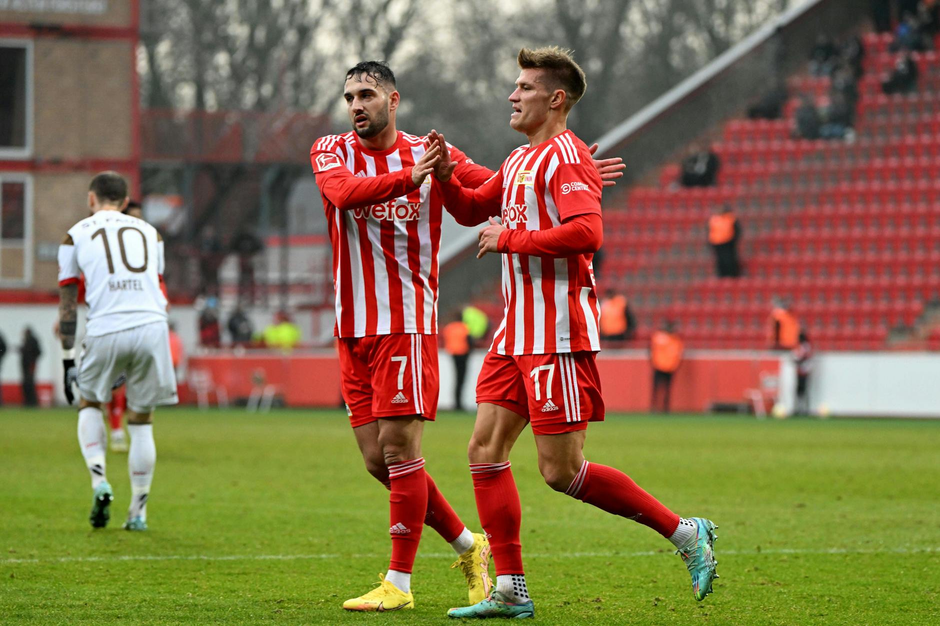 Kevin Behrens (r., hier mit Levin Öztunali) traf u.a. im Test gegen Zweitligist FC St. Pauli.