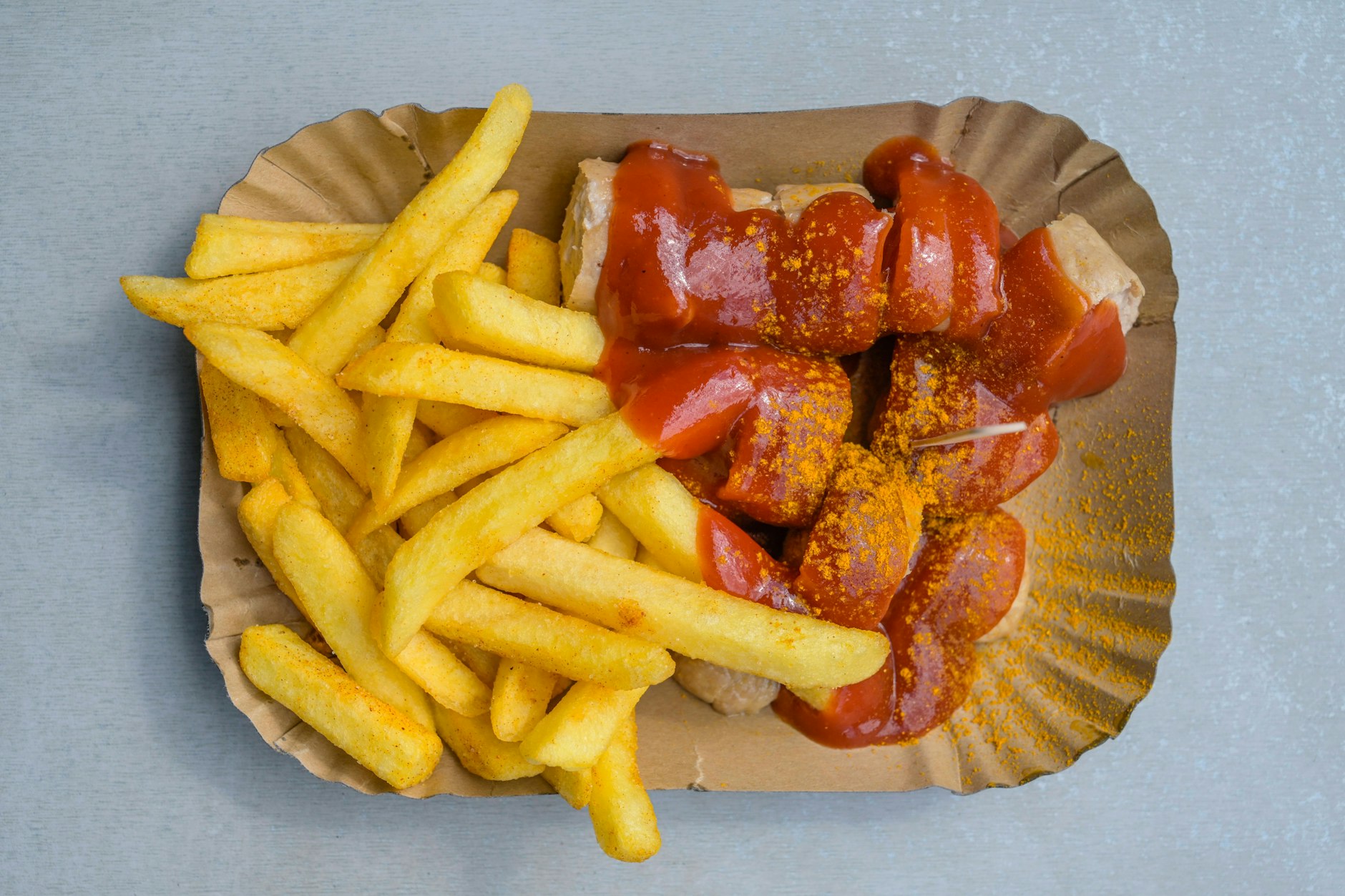 So kennt man sie, due Currywurst. In einem Imbiss in Kassel gibt's jetzt aber noch Ananas on top - die Currywurst Hawaii geht viral.