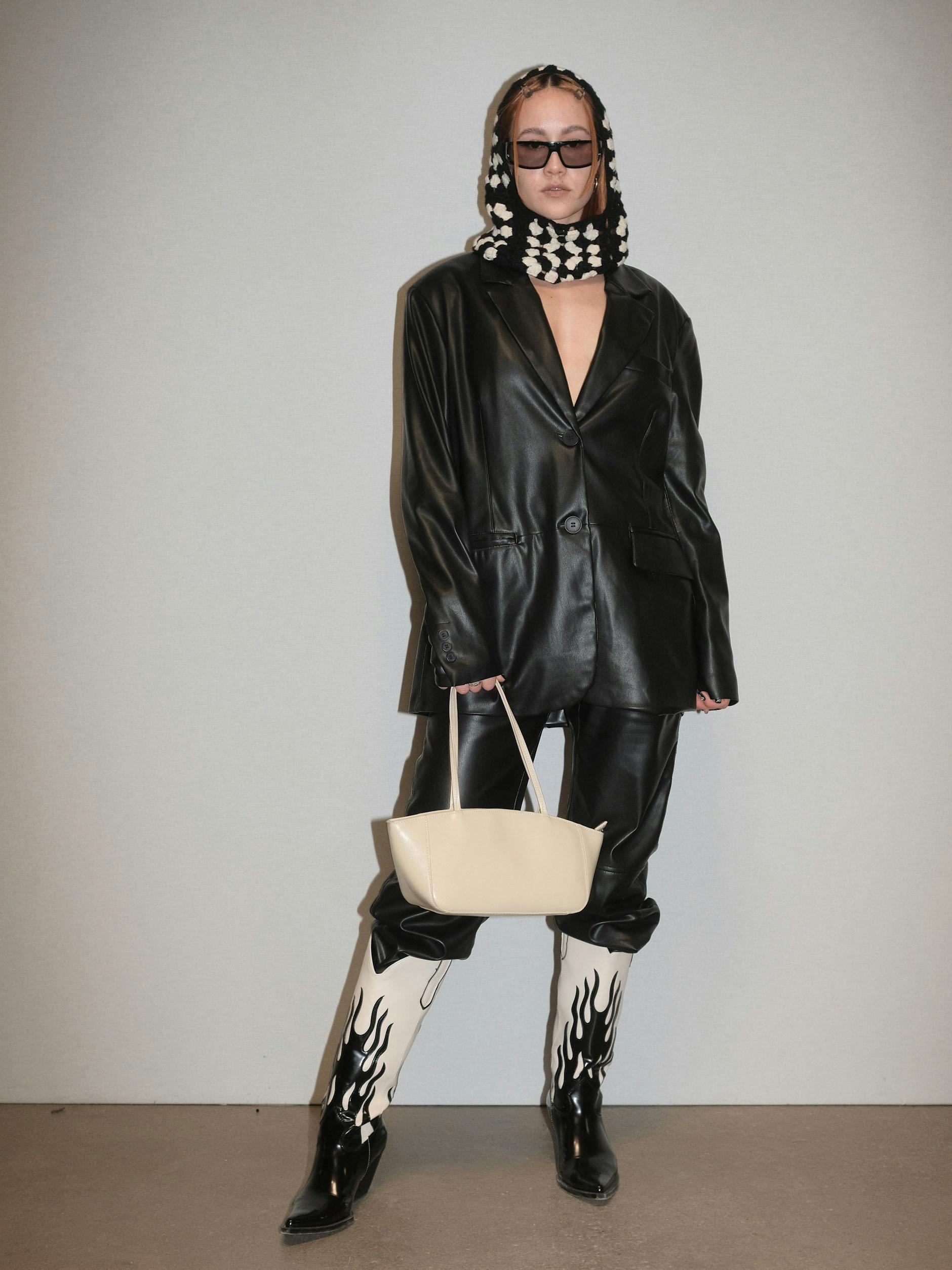 Ein schwarzer Lederlook, dem die Strenge durch elegantes Beige genommen wird. Bravo. 