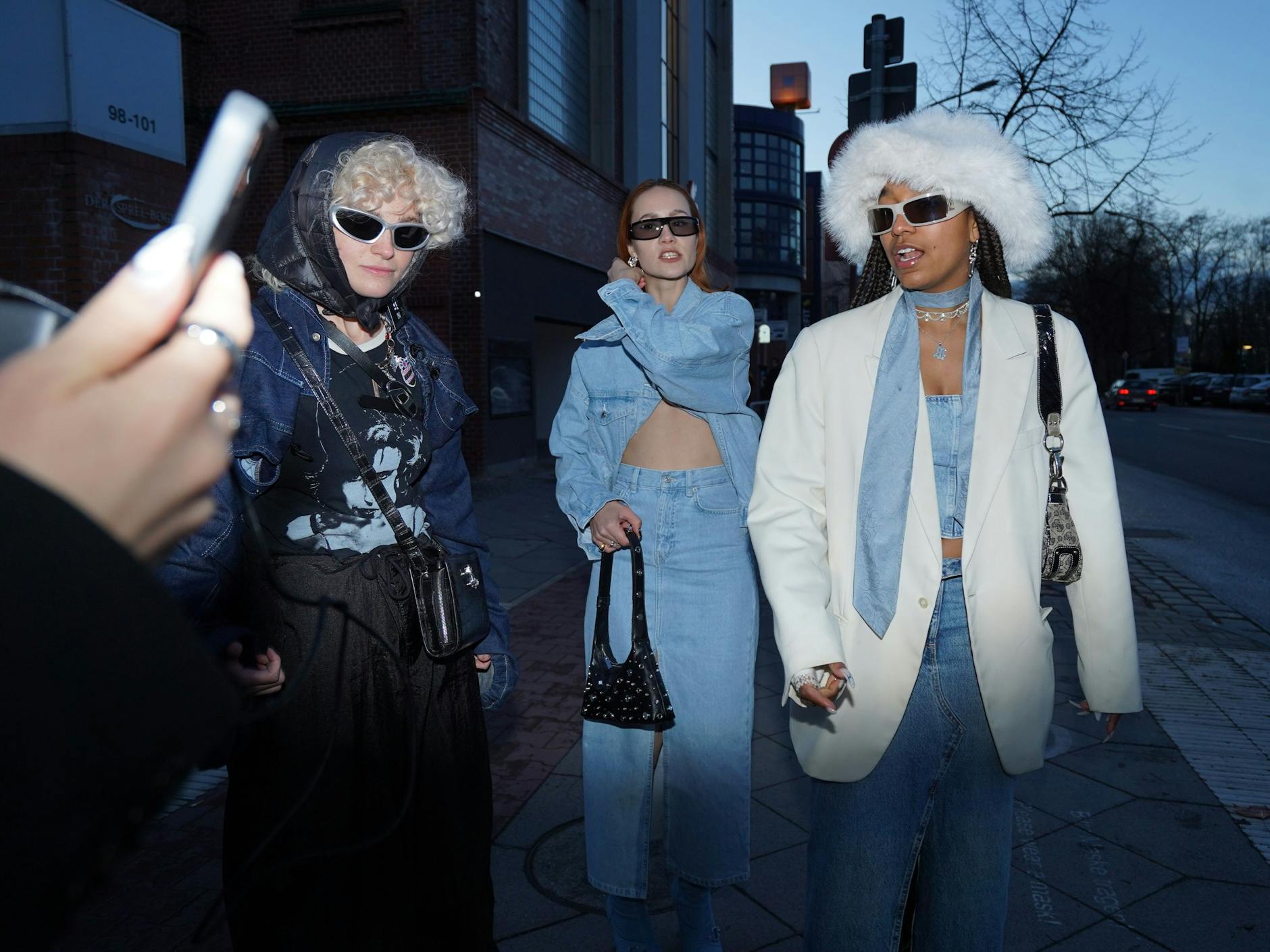 Die nächste Generation rückt an, in Bulky-Boots mit Sonnenbrille.