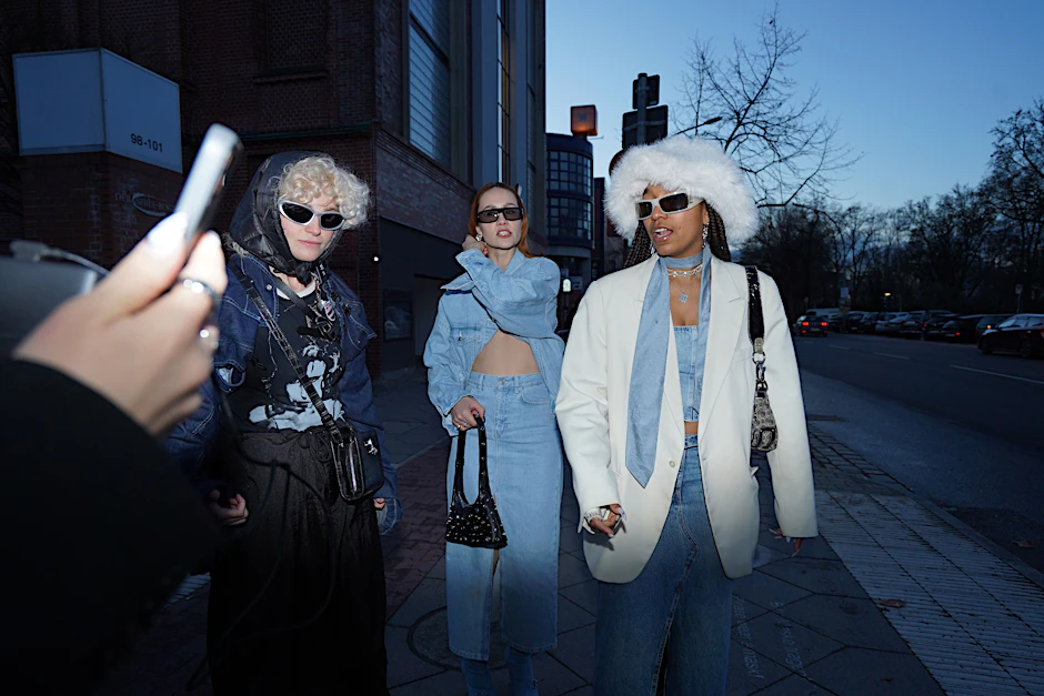 
              Die nächste Generation rückt an, in Bulky-Boots mit Sonnenbrille.