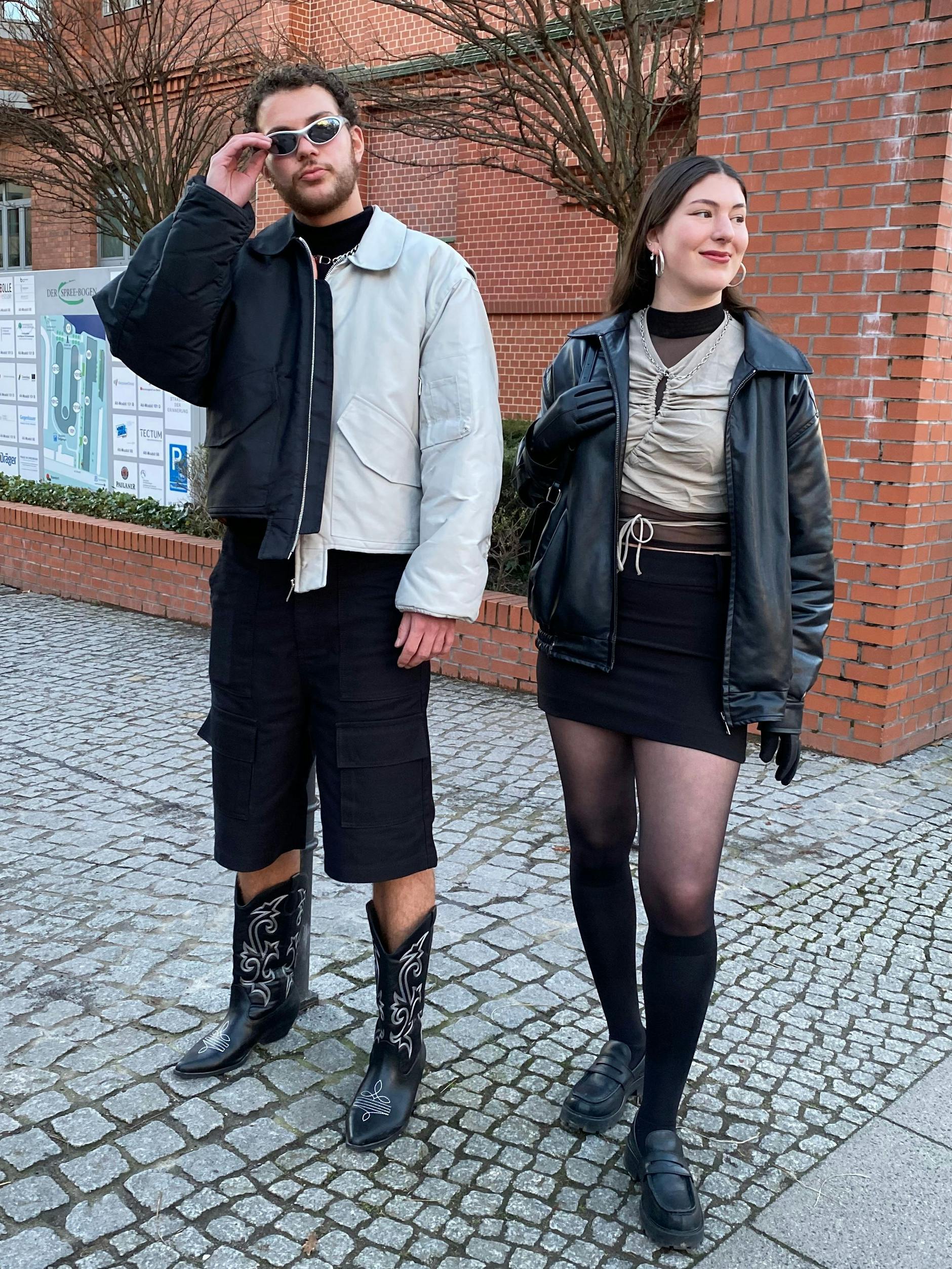 Asymmetrischer Bomber zu Cowboy-Boots und Crop-Top mit Mesh-Shirt: So sahen diese zwei Gäste auf einer Show in den Bolle Festsälen aus. 