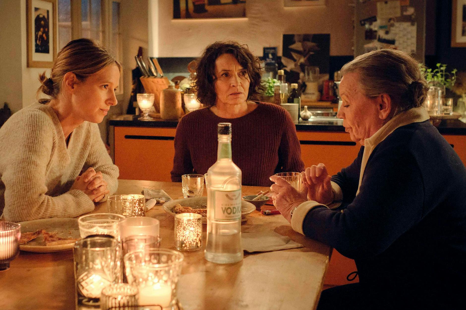 Ermittlerinnen aus drei Generationen: Niki Odenthal (Ursula Werner) erzählt Johanna (Lisa Bitter) und Lena (Ulrike Folkerts) von ihrem beruflichen Schwerpunkt, dem Aufspüren und Anklagen von Naziverbrechern. 