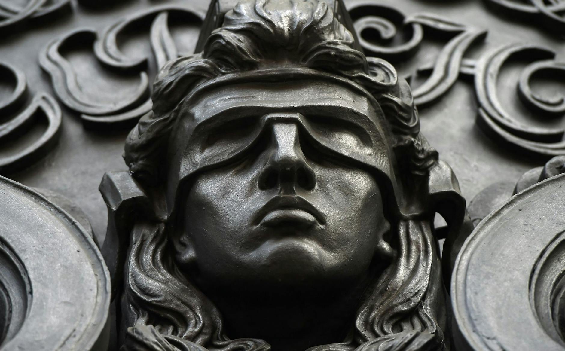 ARCHIV - Eine Figur der blinden Justitia.
