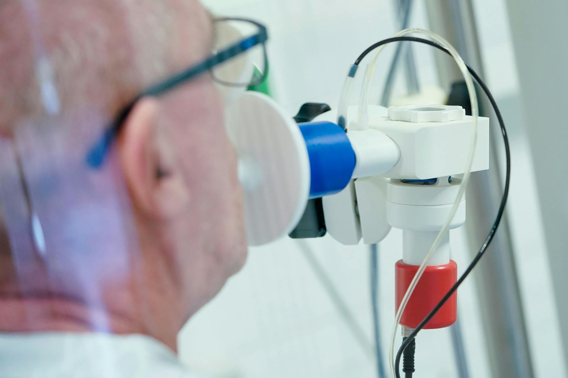 ARCHIV - Ein von einer Corona-Erkrankung genesener Patient bekommt in einer Lungentest-Kabine in einer Rehaklinik die Lungenfunktion gemessen.