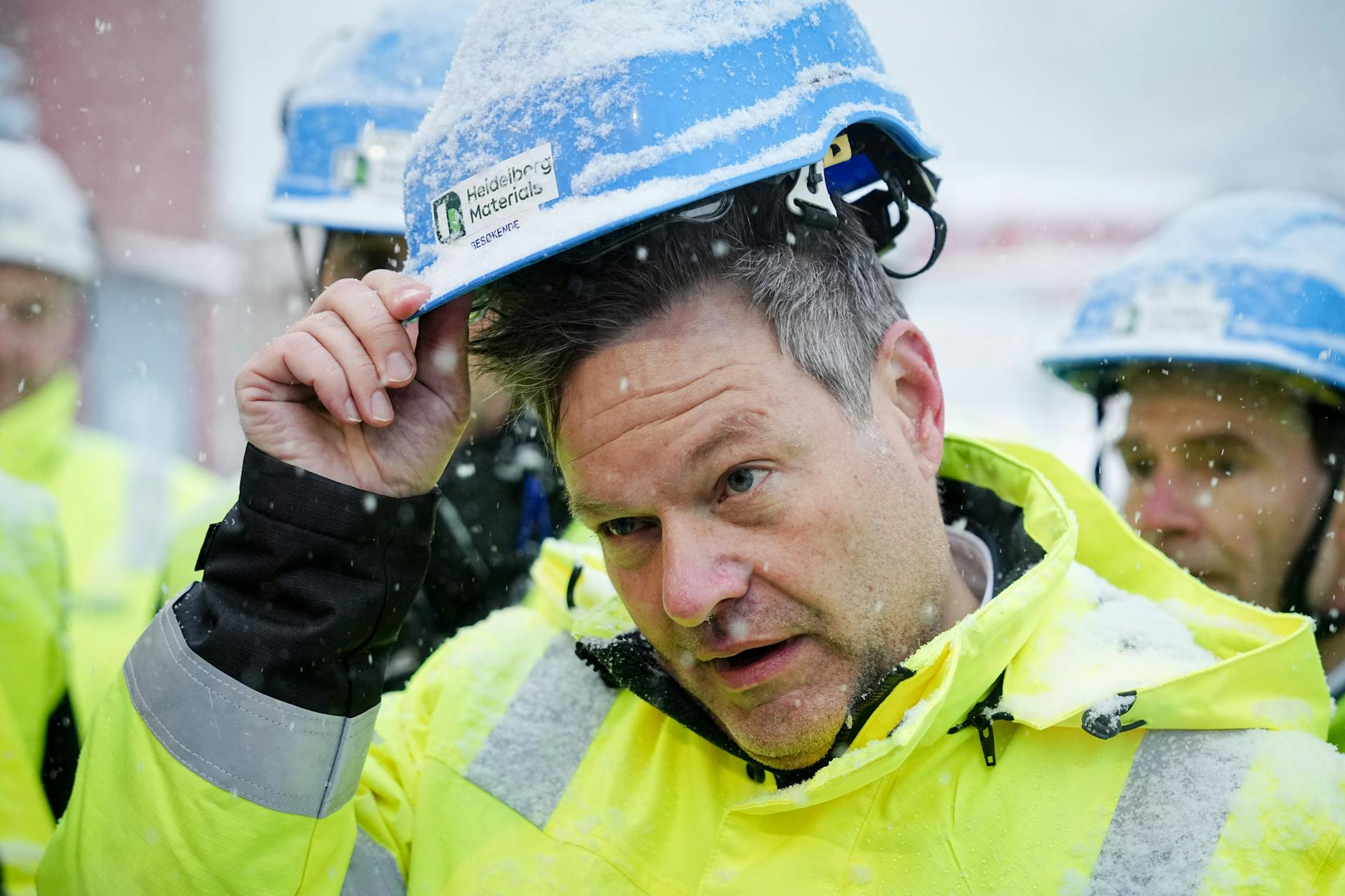 Robert Habeck besucht zum Abschluss einer Norwegen-Reise im dichten Schneetreiben das Unternehmen Norcem und informiert sich über CO2-Speicherung.
