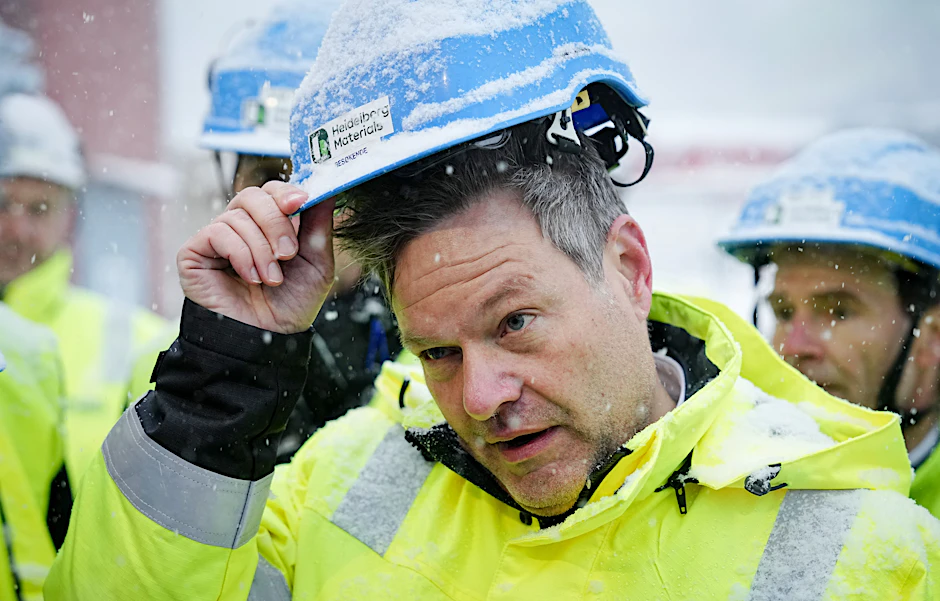 Robert Habeck besucht zum Abschluss einer Norwegen-Reise im dichten Schneetreiben das Unternehmen Norcem und informiert sich über CO2-Speicherung.