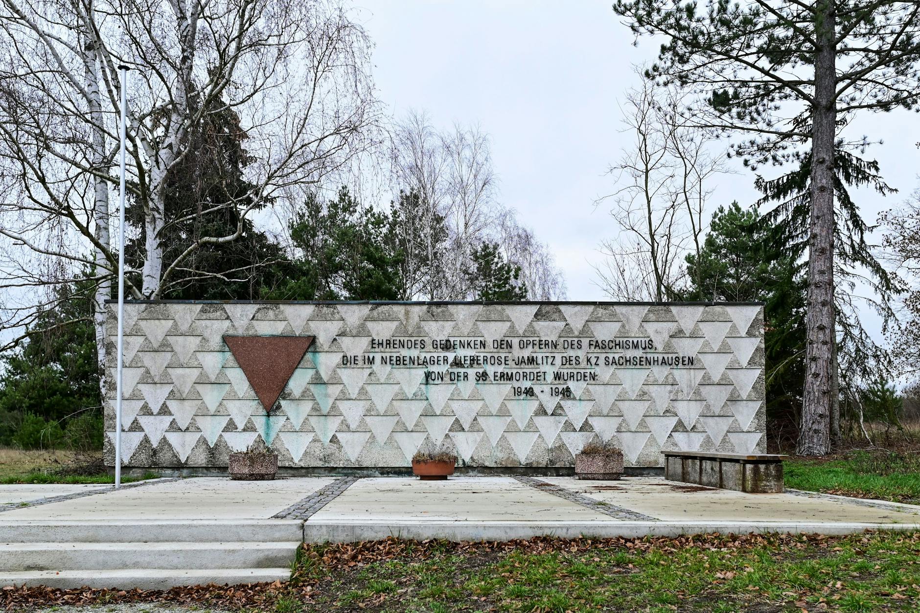 Das Mahnmal in Lieberose im DDR-Antifa-Stil. Kilometerweit weg vom Lager und ohne Erwähnung, dass 90 Prozent der Ermordeten Juden waren.