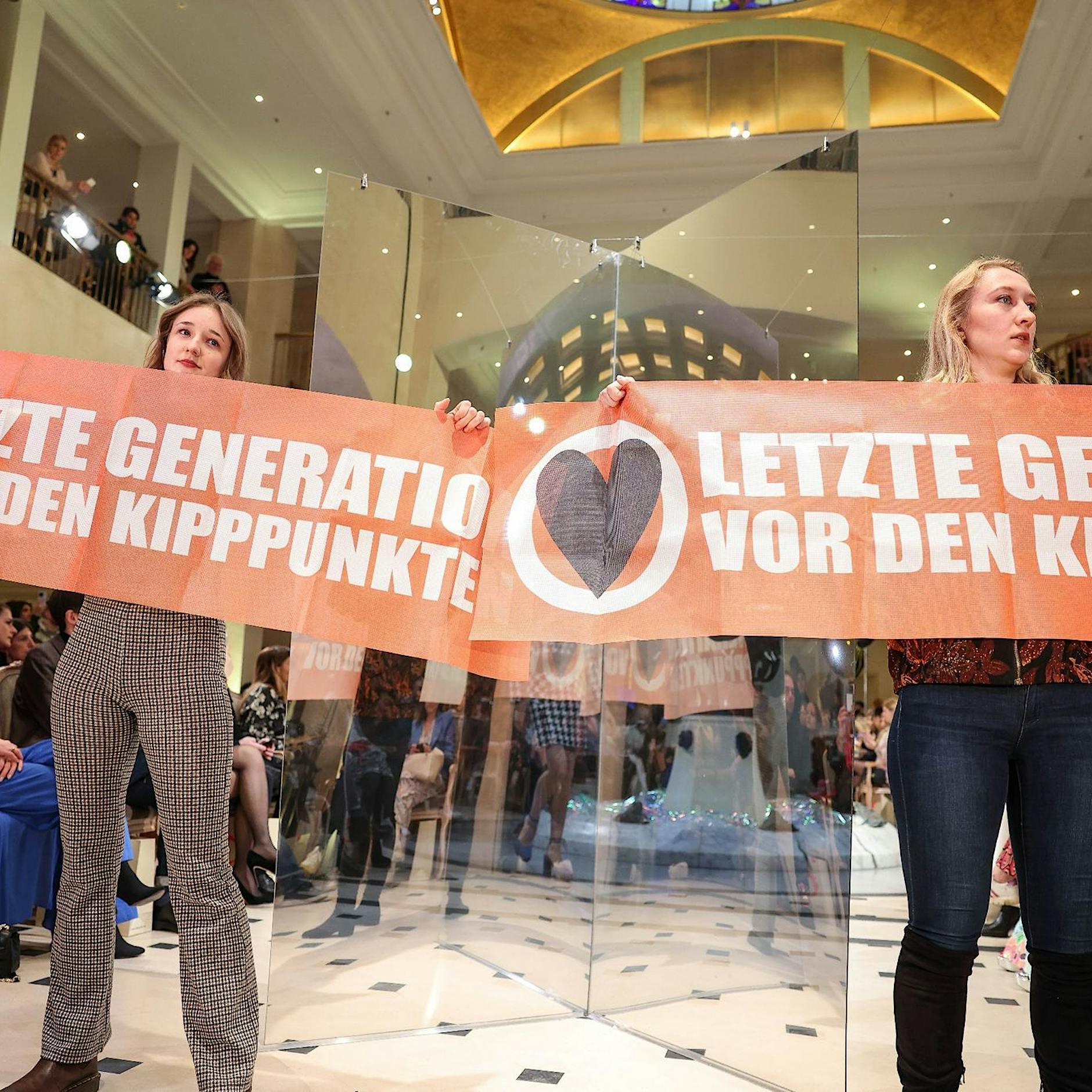 Klimaprotest bei Show von Designerin Gockel