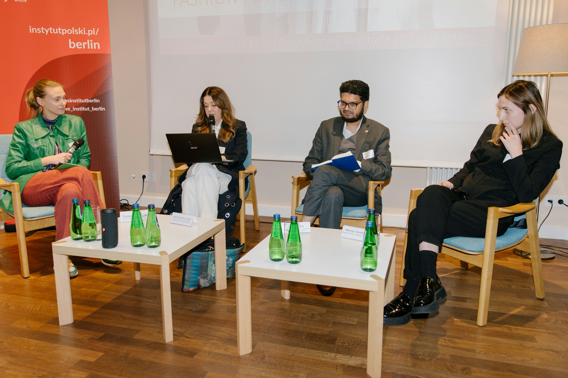 Moderatorin Zuzanna Krzatala von der polnischen Vogue im Gespräch mit Agnieszka Oleksyn-Wajda, Tanvir Kabir und Martyna Zastawna (von links nach rechts).
