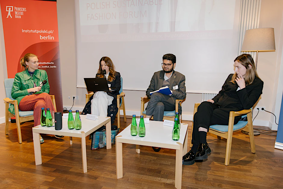Moderatorin Zuzanna Krzatala von der polnischen Vogue im Gespräch mit Agnieszka Oleksyn-Wajda, Tanvir Kabir und Martyna Zastawna (von links nach rechts).