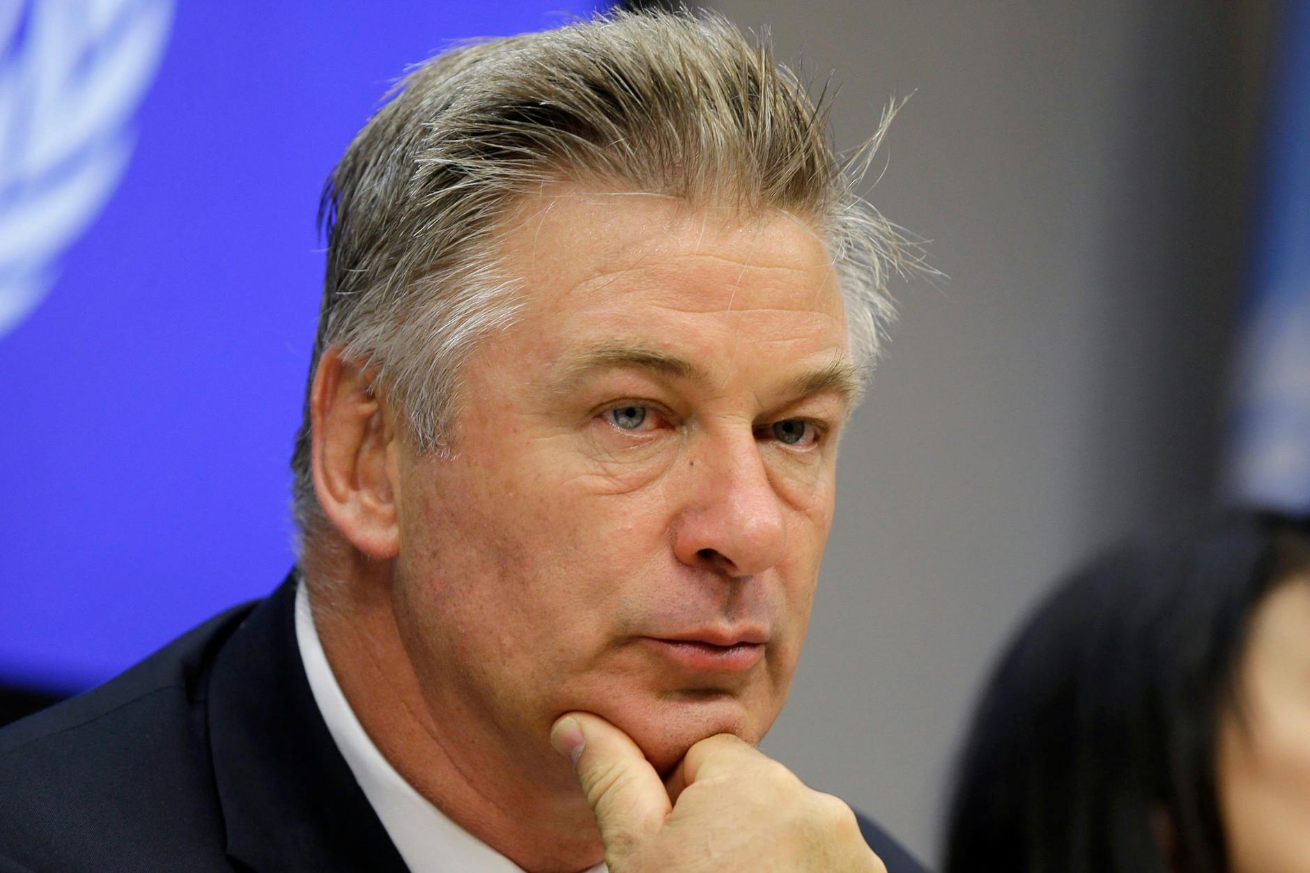 Hollywood-Star Alec Baldwin soll sich nun wegen fahrlässiger Tötung vor Gericht verantworten. Dem siebenfachen Vater drohen 18 Monate Gefängnis.