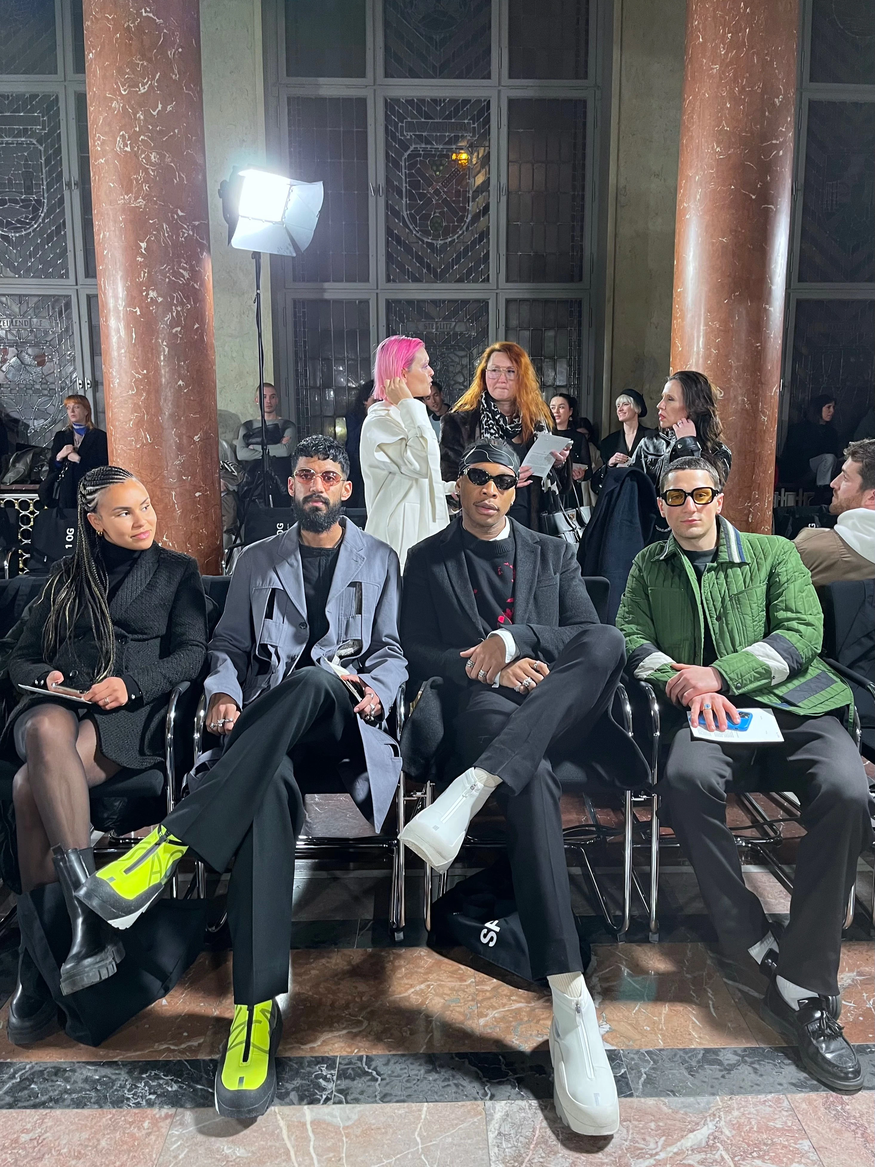 Die Looks der Gäste auf der SF1OG-Show im Roten Rathaus hätte man auch in Paris verorten können.&nbsp;