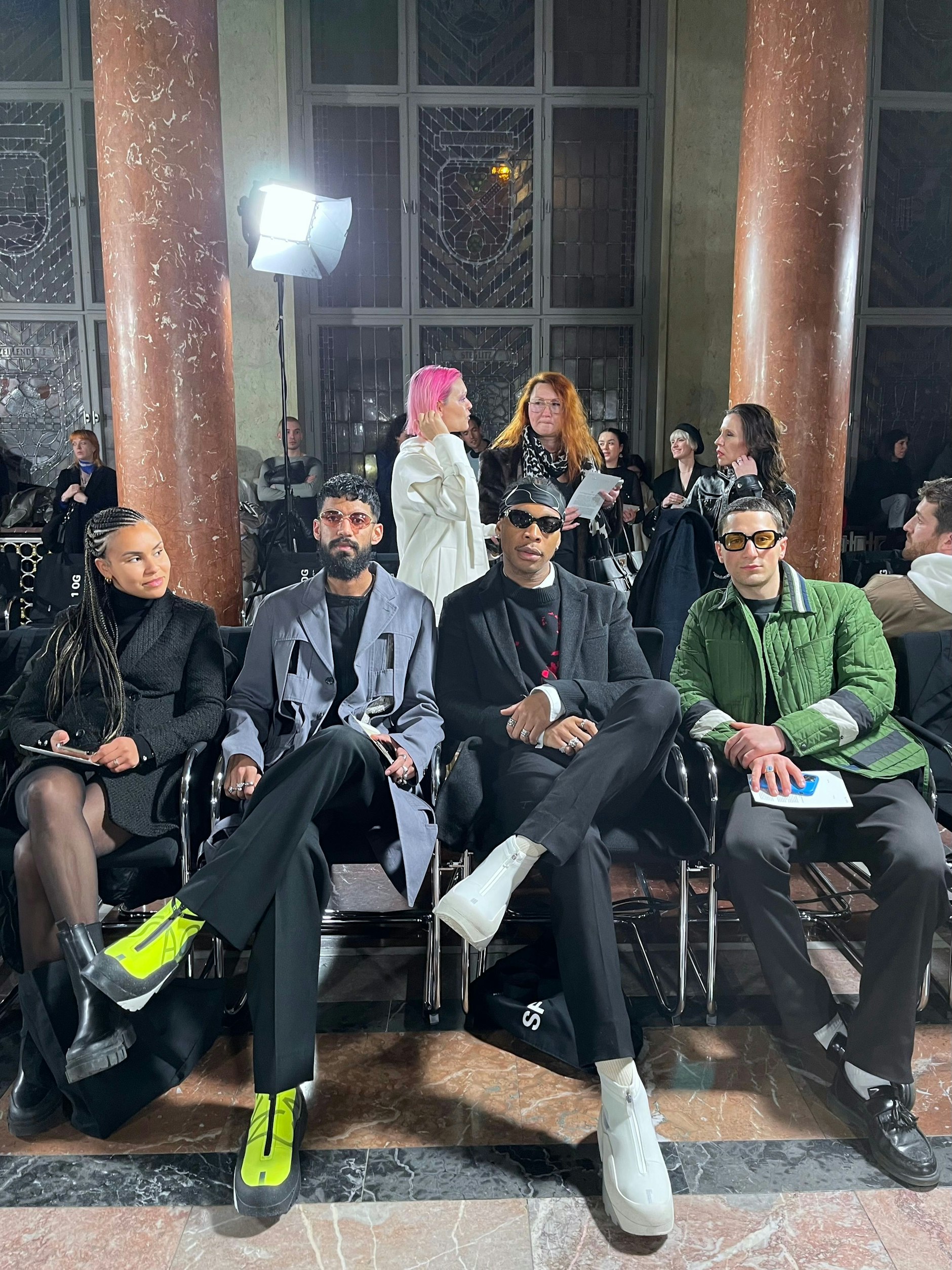 Die Looks der Gäste auf der SF1OG-Show im Roten Rathaus hätte man auch in Paris verorten können. 