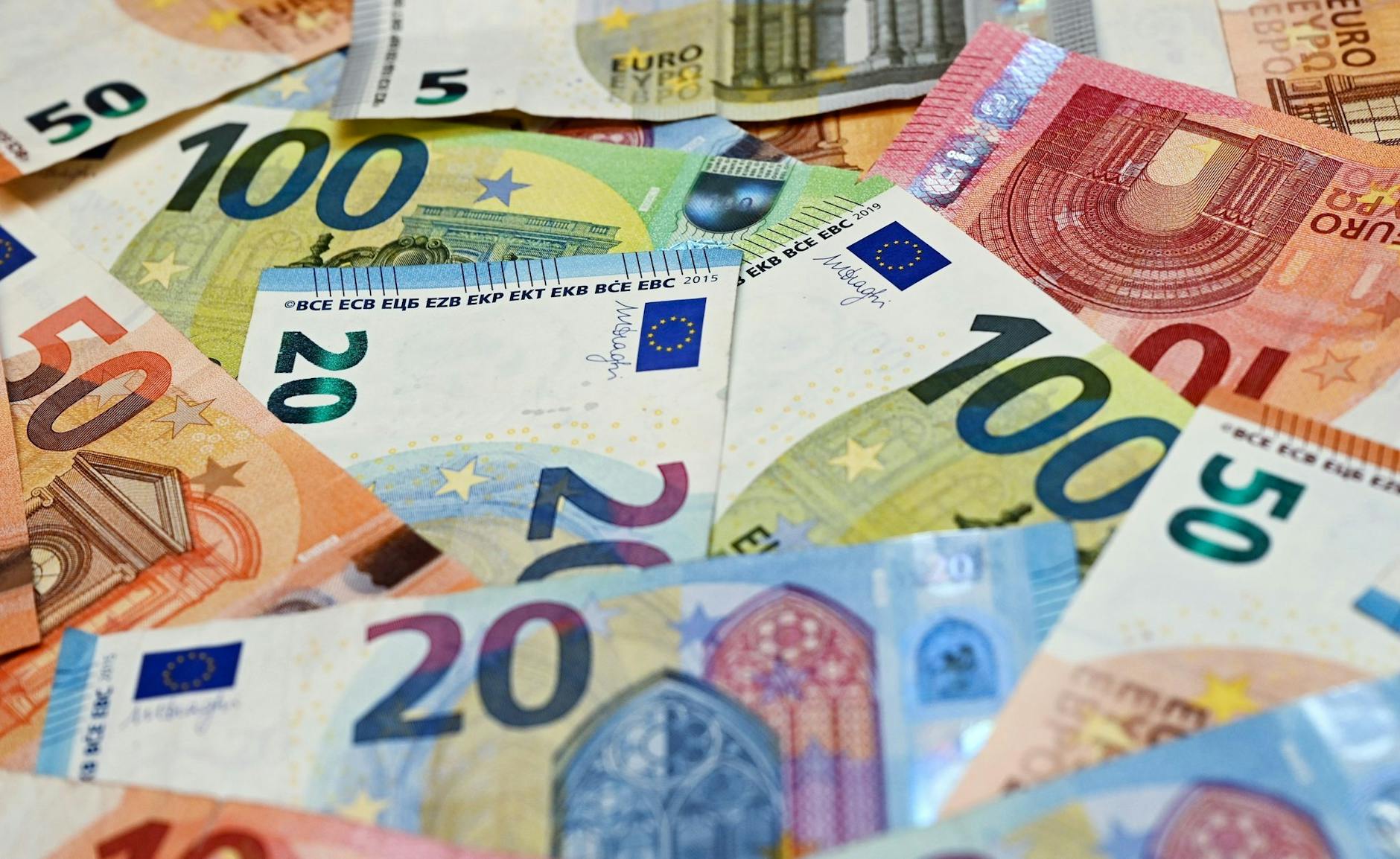 ARCHIV - Eurobanknoten liegen auf einem Tisch. a/Illustration