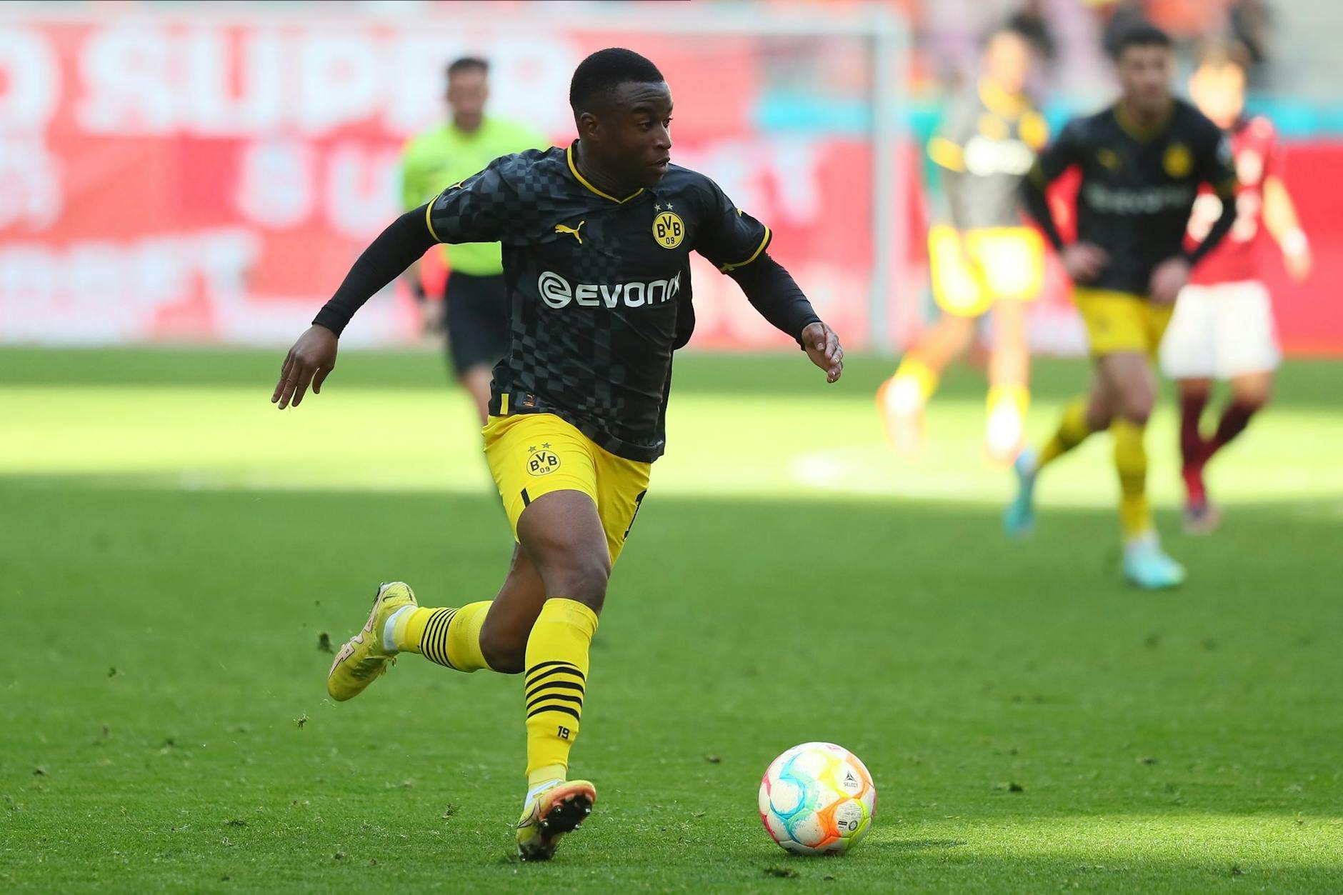 Wird seinen Vertrag beim BVB wohl verlängern: Youssoufa Moukoko. 