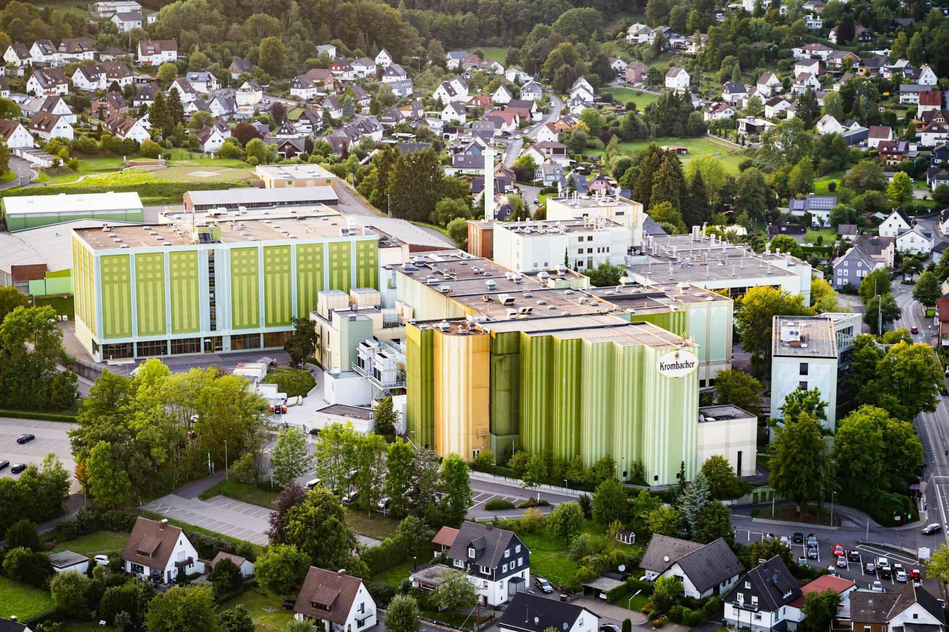 HANDOUT - Blick auf die Krombacher-Brauerei in Kreuztal. Das Unternehmen hat den Bierabsatz wieder gesteigert.