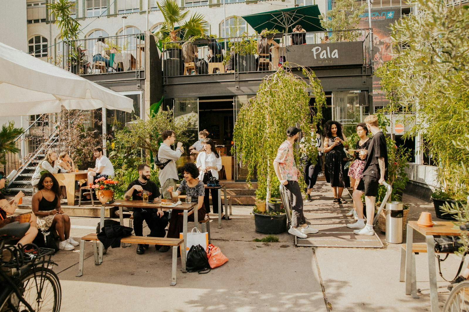 Grüne Insel im grauen Neukölln: das Café Pala im Parkhaus-Hof des Kaufhauses Karstadt am Hermannplatz. Hier ein Bild aus dem vergangenen Sommer. 