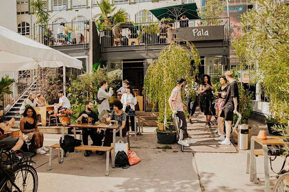 Grüne Insel im grauen Neukölln: das Café Pala im Parkhaus-Hof des Kaufhauses Karstadt am Hermannplatz. Hier ein Bild aus dem vergangenen Sommer.&nbsp;