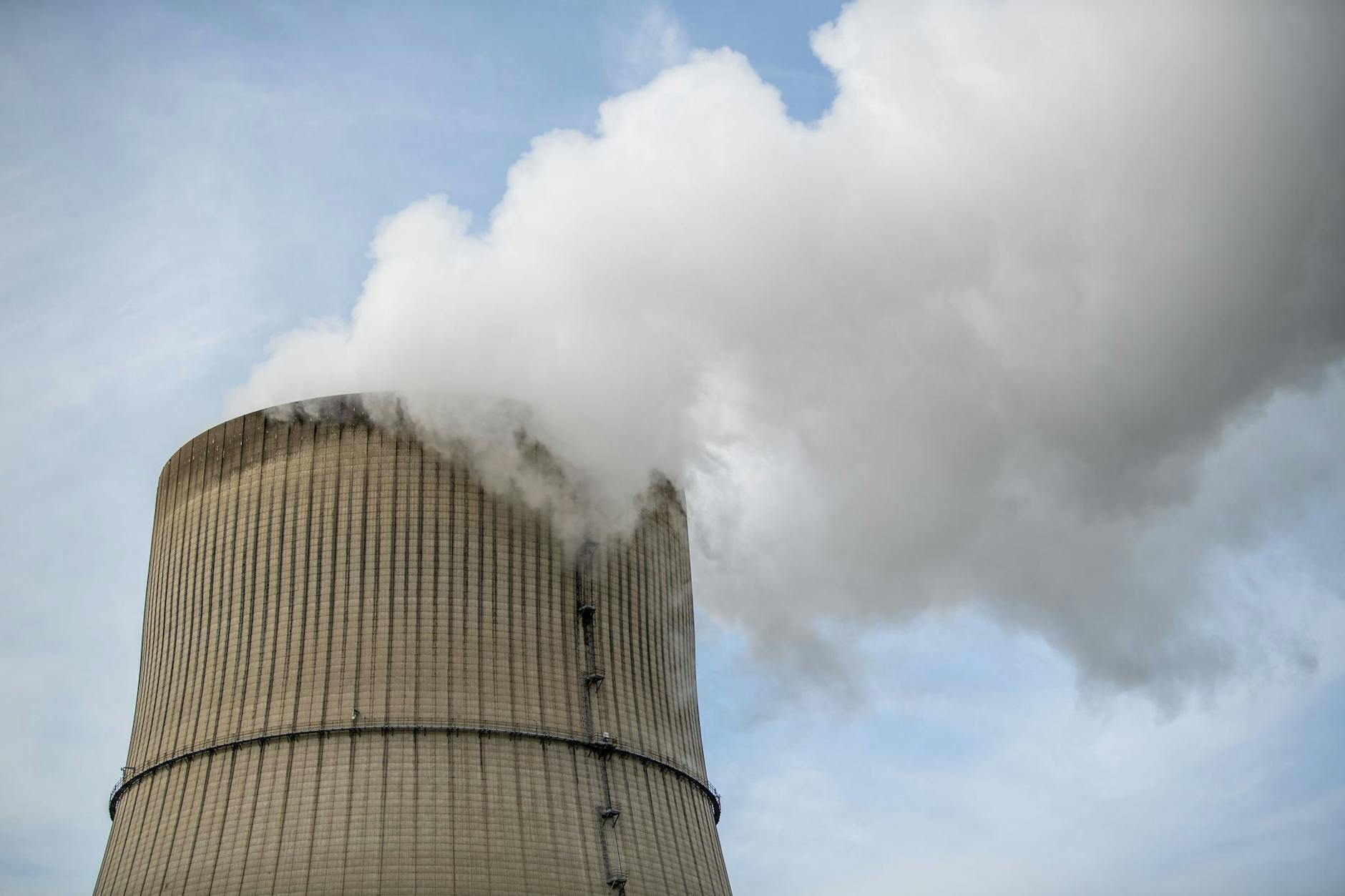 ARCHIV - In der EU gelten Kernkraftwerke als «klimafreundlich» - Umweltorganisationen werden dagegen aktiv.
