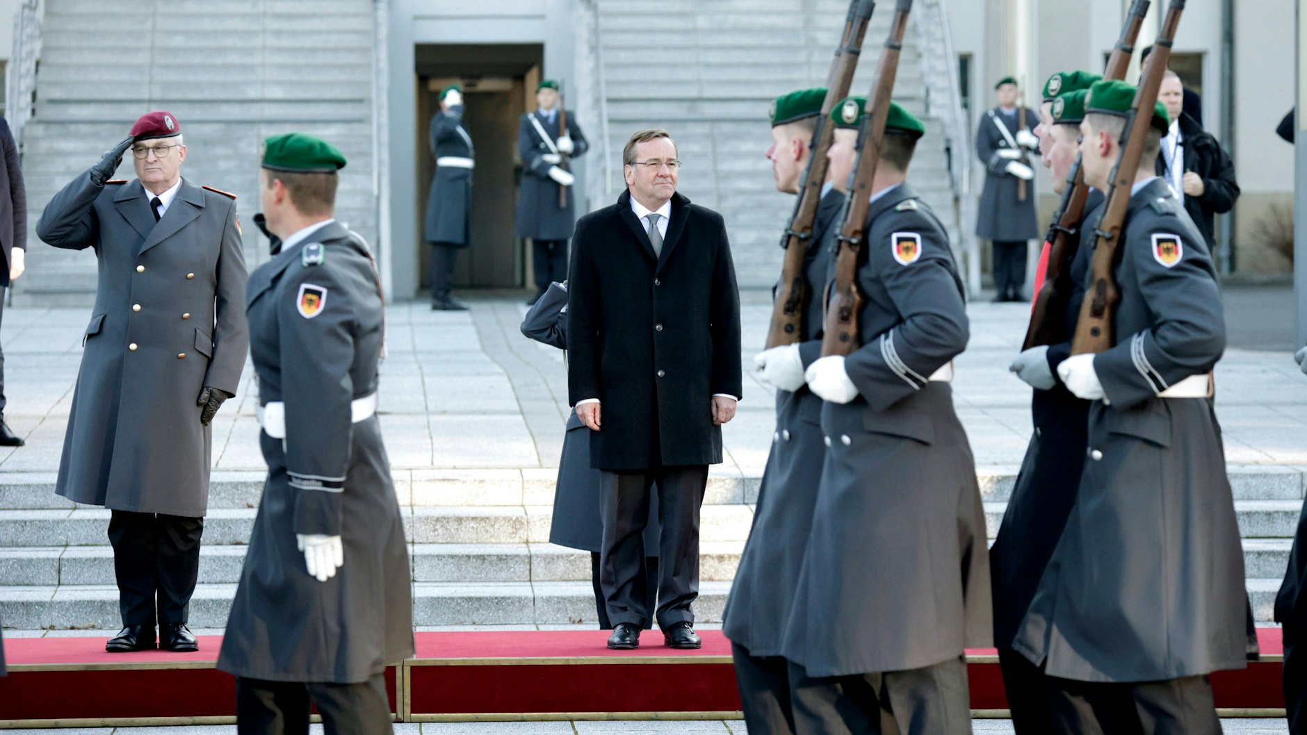 Boris Pistorius beim Amtsantritt im Berliner Sitz des Verteidigungsministeriums. Neben ihm General Eberhard Zorn, Generalinspekteur der Bundeswehr.