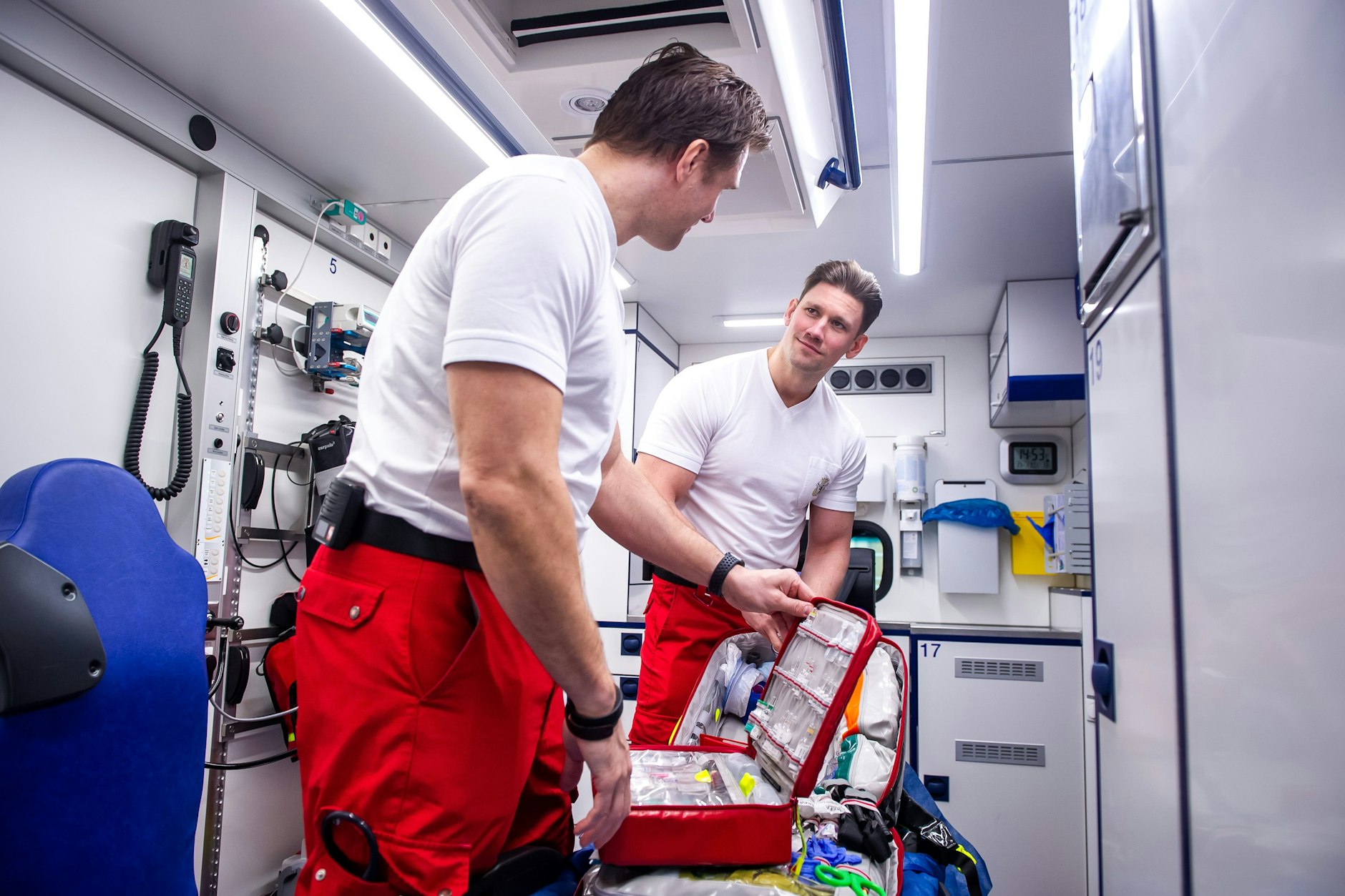 Die Retter der Berliner Feuerwehr: Sie helfen bei Infarkt und blutigen ...