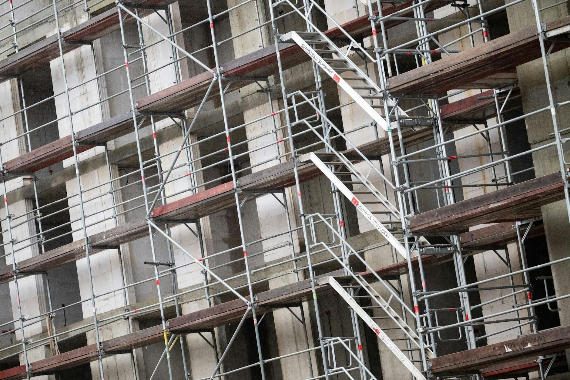 ARCHIV - Ein Gerüst steht an einem Neubau für Wohnungen. Der Wohnungsneubau in Deutschland kommt zunehmend unter Druck.