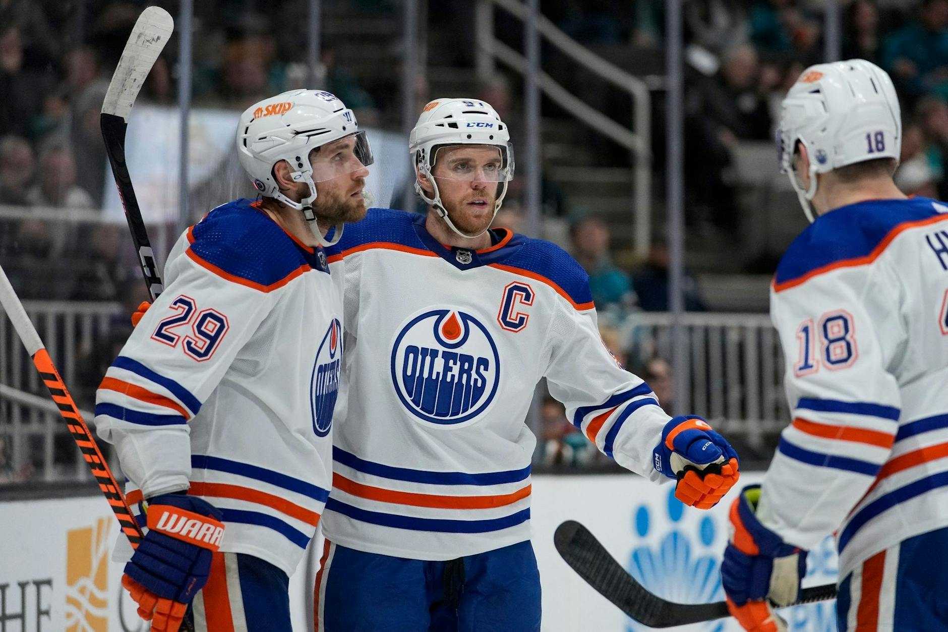 Edmonton Oilers Connor McDavid (M) feiert mit Leon Draisaitl (l) und Zach Hyman nach einem Treffer.