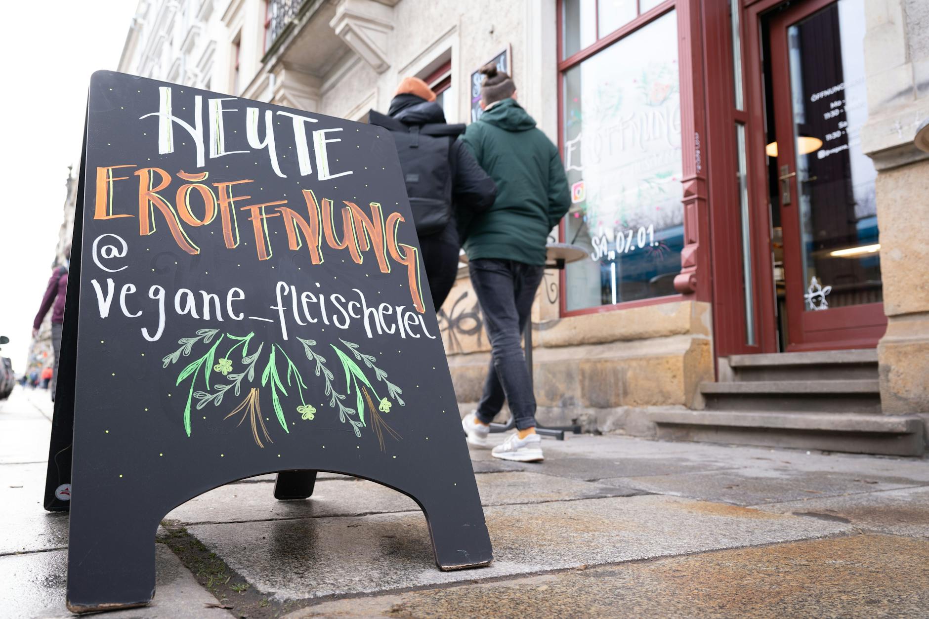 Die Schlangen sind lang: „Die vegane Fleischerei“ hat in der äußeren Neustadt in Dresden eröffnet.