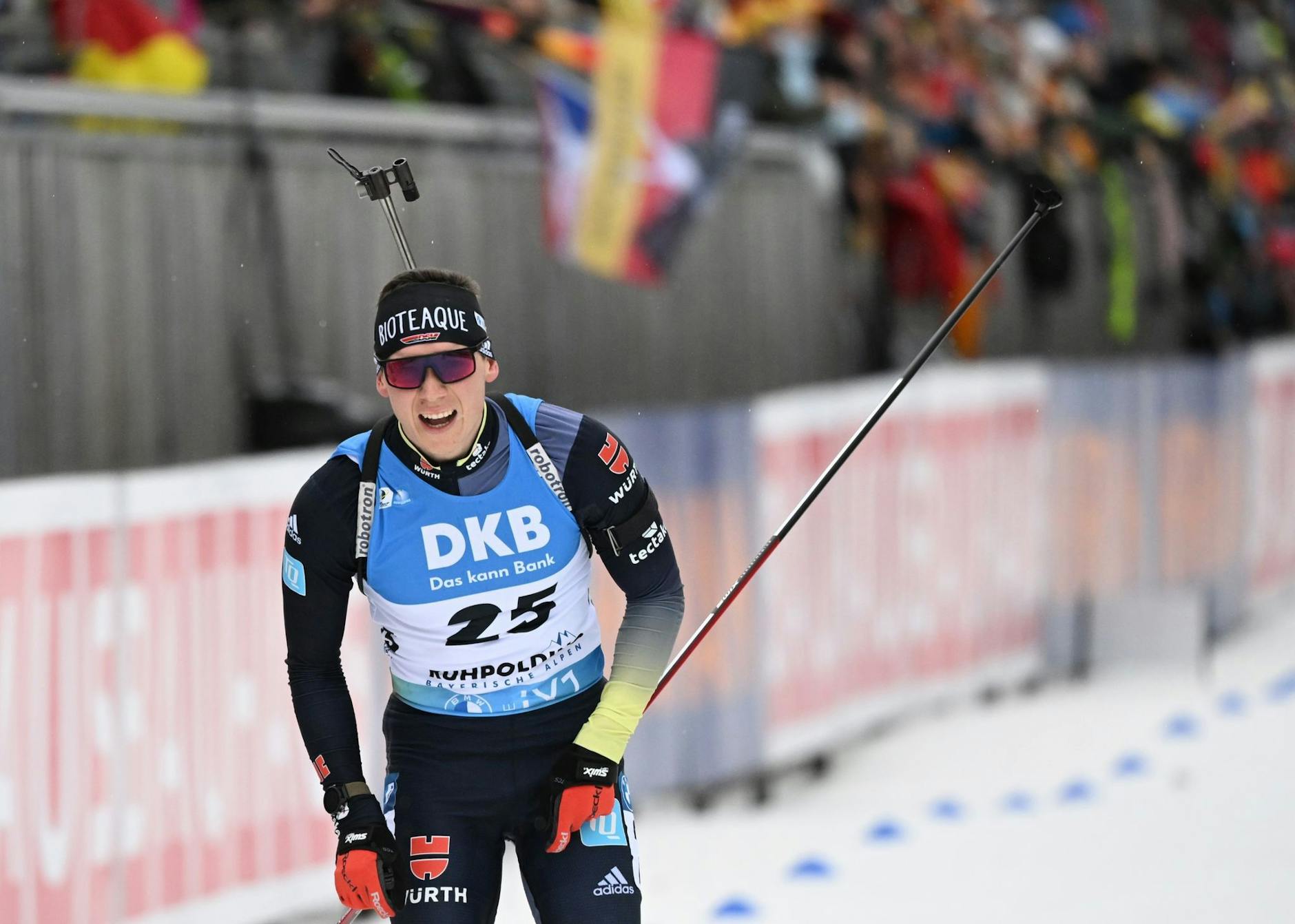 Biathlet Justus Strelow kommt als bester Deutscher als Achter ins Ziel.