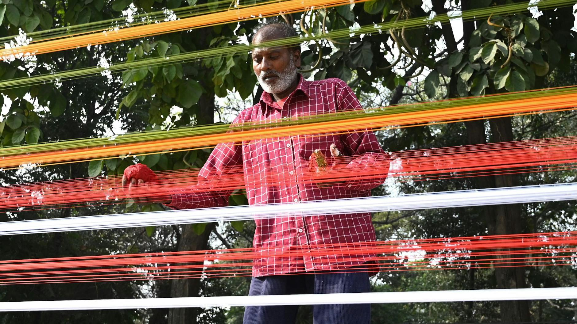 Die Schnüre der Drachen werden mit farbigem Glaspuder überzogen - es schärft die Stricke wie Klingen.