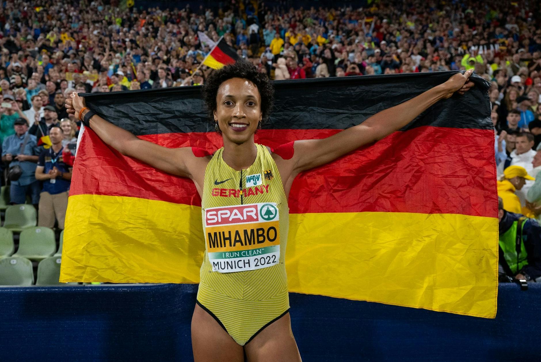 ARCHIV - Malaika Mihambo freute sich bei der EM über Silber.