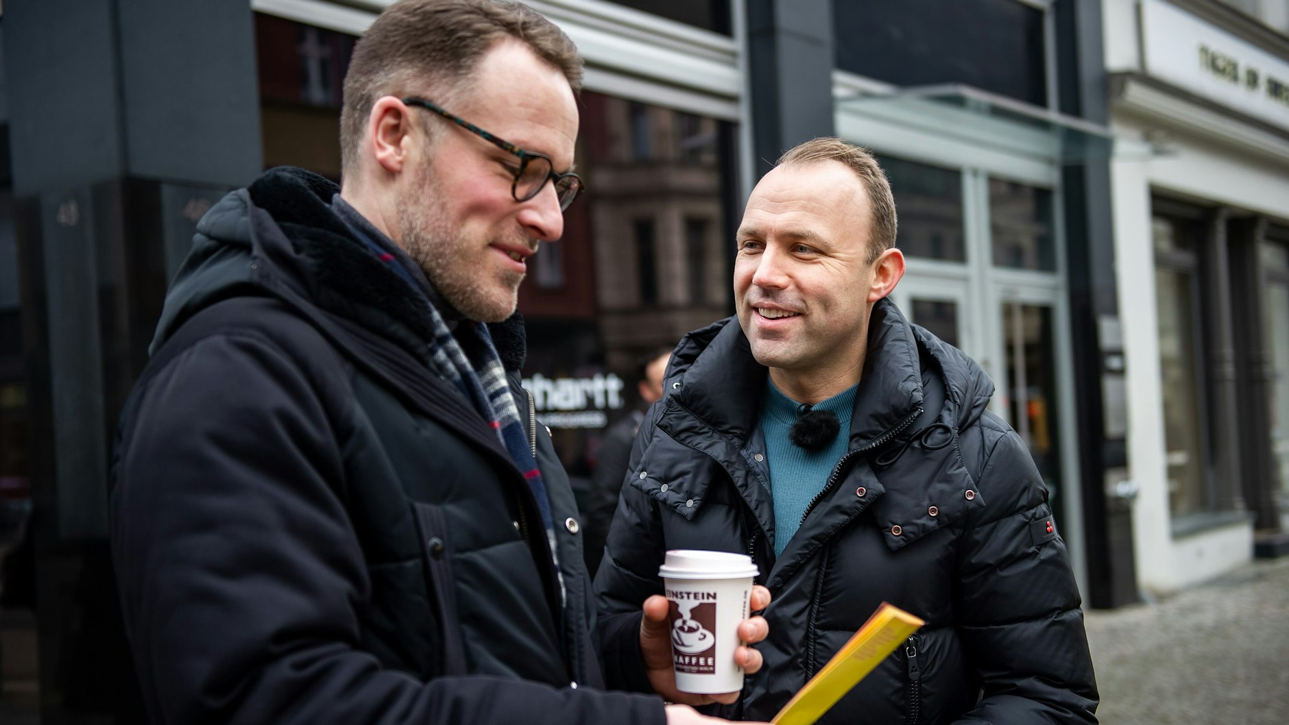 Sebastian Czaja (FDP) beim Wahlkampf in der Rosenthaler Straße.&nbsp;