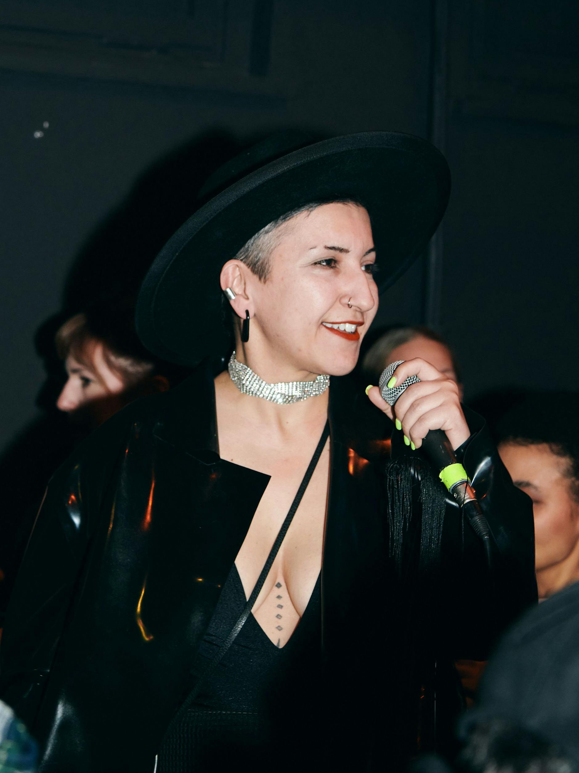 „Hey, geht nicht zu Primark, kommt hierhin, 200 Meter weiter“, sagt Sevil Uguz.