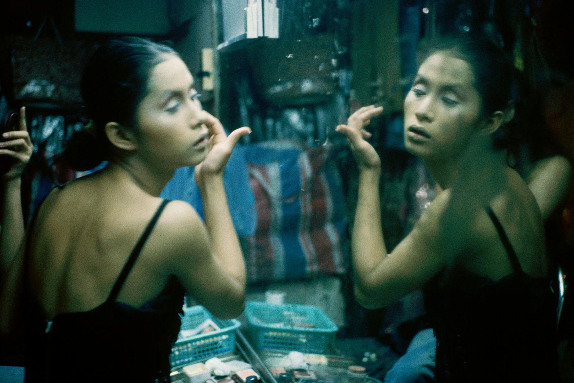 „C putting on her make-up at Second Tip“, Bangkok, 1992