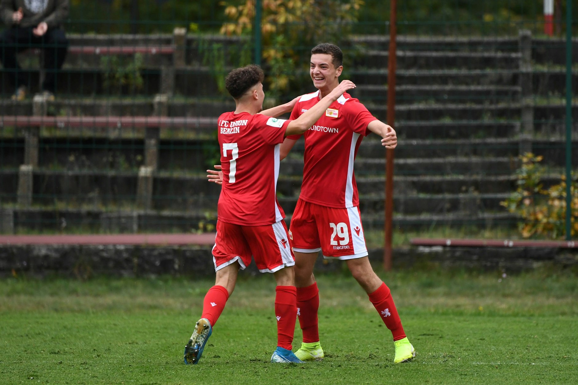 Fisnik Asllani (r.) spielte von 2016 bis 2020 im Nachwuchs des 1. FC Union Berlin.