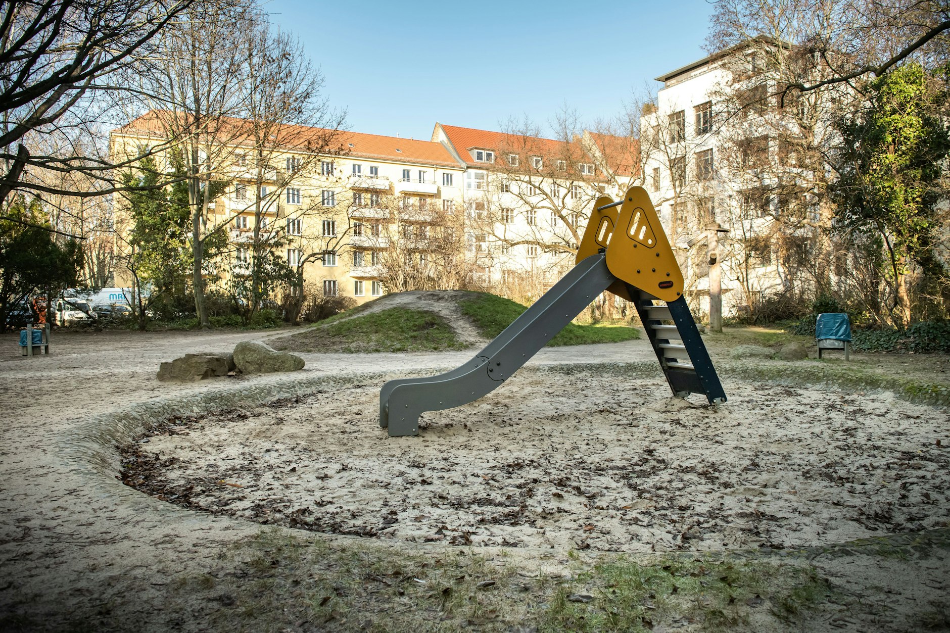 In diesem und einem benachbarten Innenhof sollen Modulbau-Häuser entstehen, die Platz für über 400 Geflüchtete bieten.&nbsp;