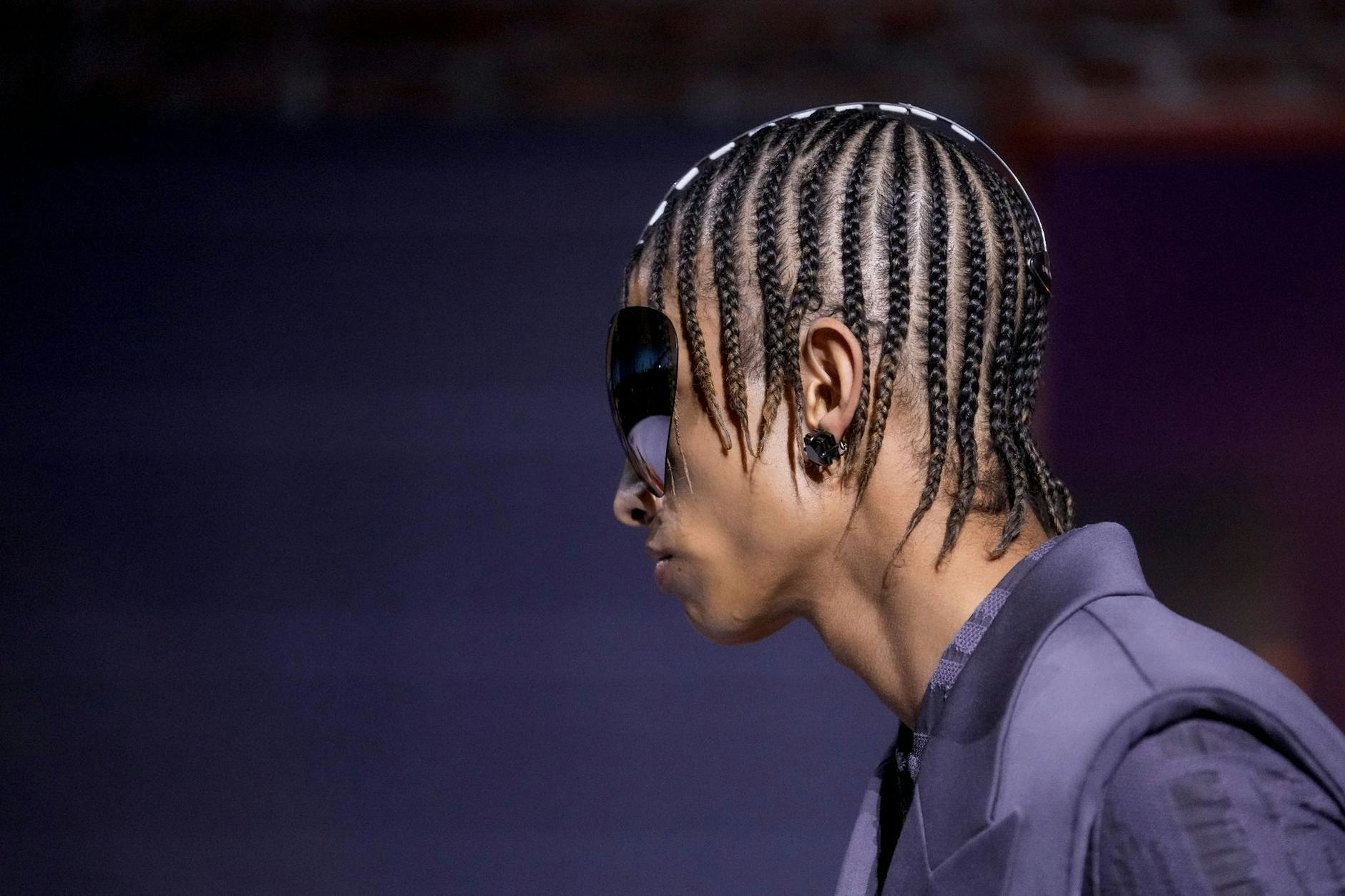 Ein Model präsentiert bei der Fashion Week in Paris eine Kreation von Louis Vuitton.