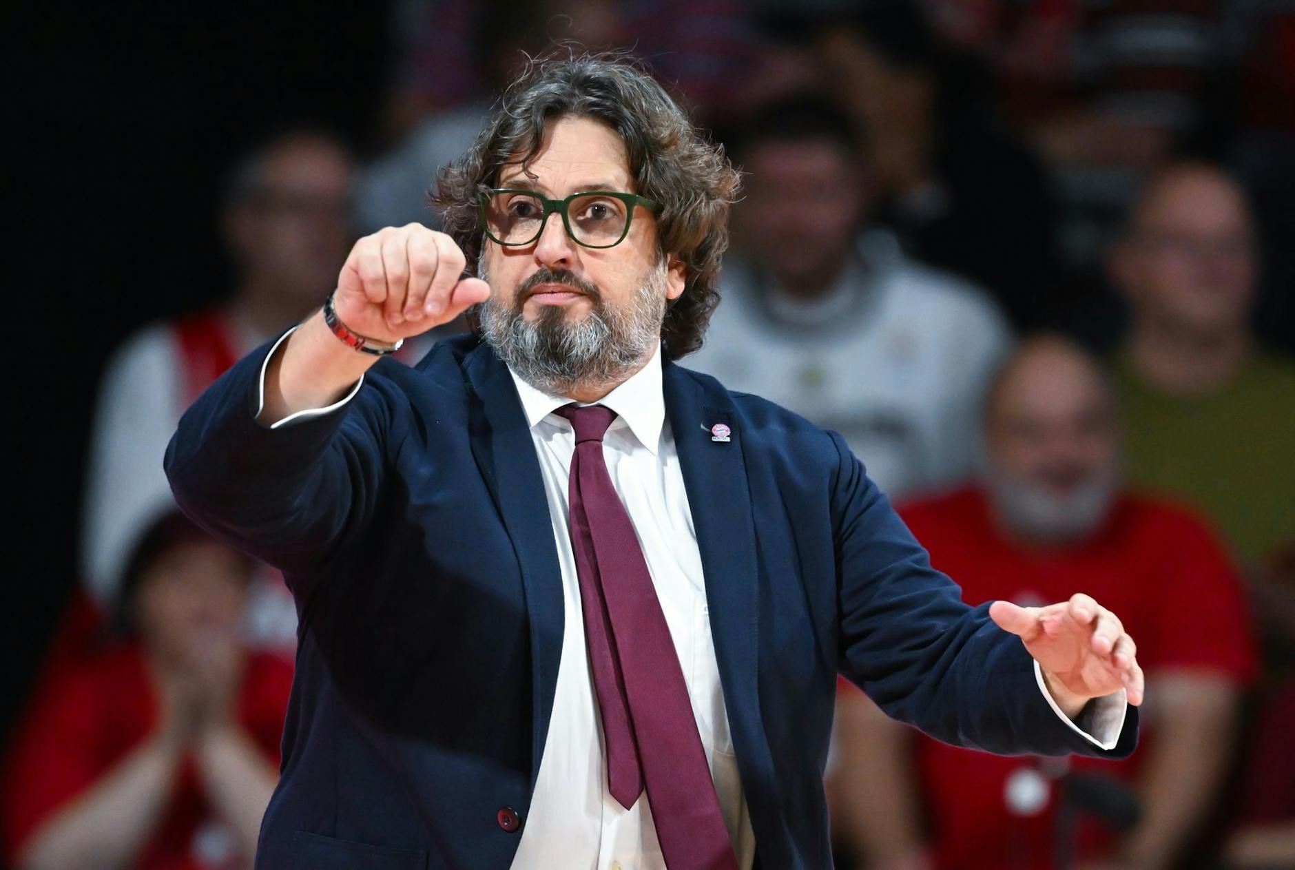 ARCHIV - Trainer Andrea Trinchieri und die Bayern mussten in Istanbul eine Niederlage einstecken.