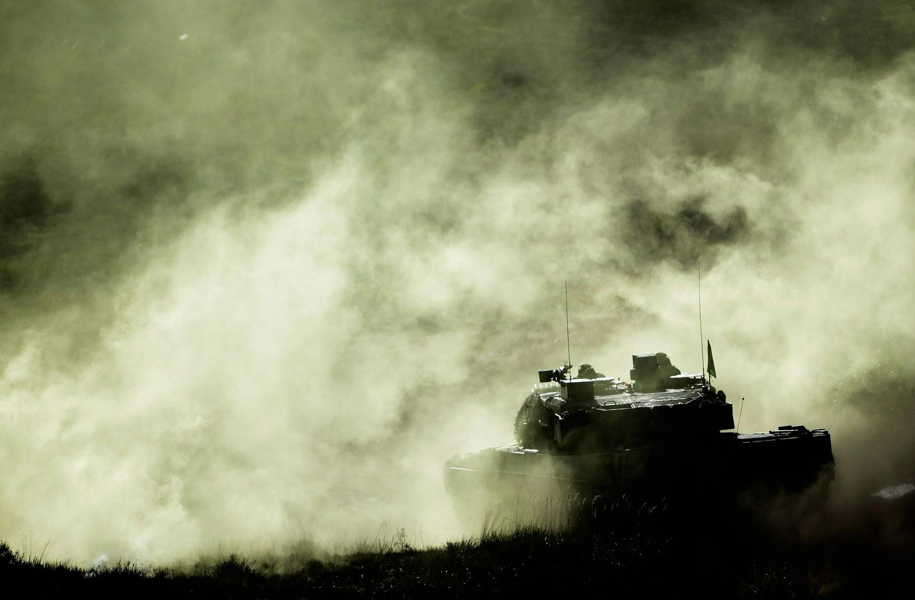 ARCHIV - Ein Kampfpanzer Leopard 2 während einer Bundeswehrübung.