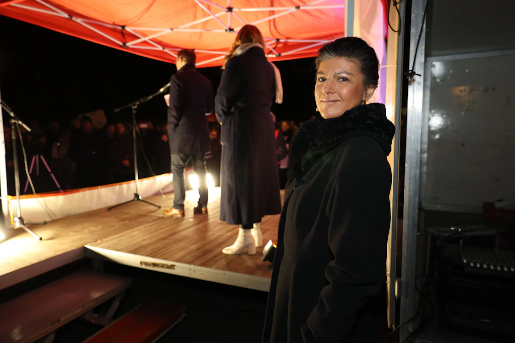 Wagenknecht im Wahlkampf: „Politischer Fels in der Brandung“, und die DKP ist auch dabei