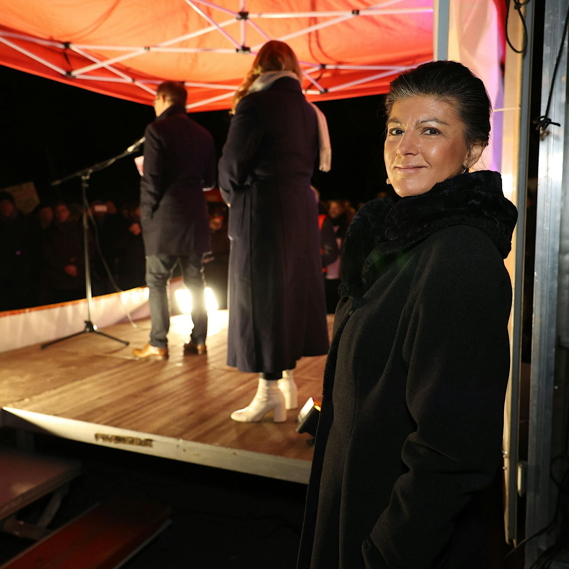 Wagenknecht im Wahlkampf: „Politischer Fels in der Brandung“, und die DKP ist auch dabei