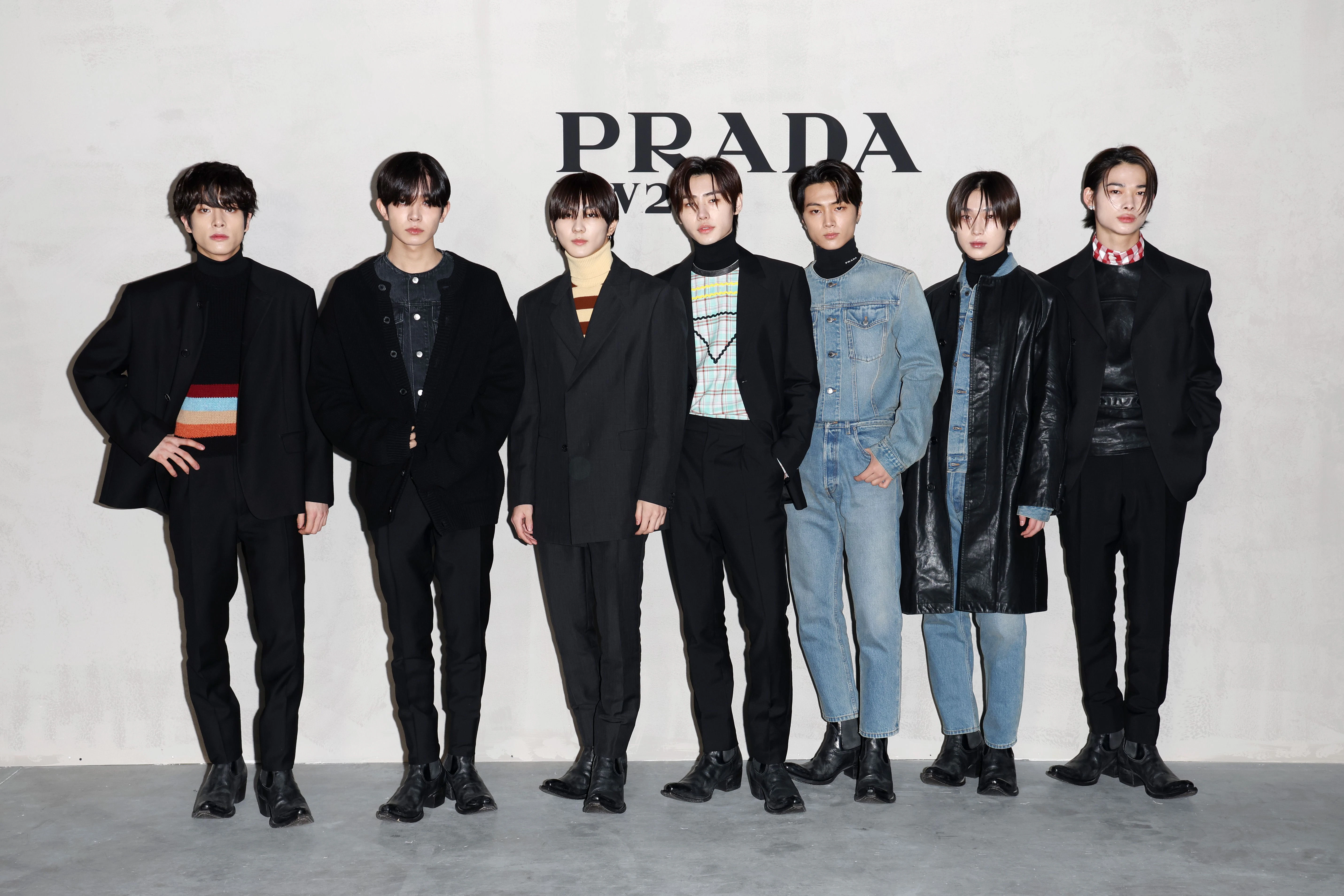 Die sieben Mitglieder der K-Pop-Band Enhypen in der aktuellen Prada-Kollektion.&nbsp;