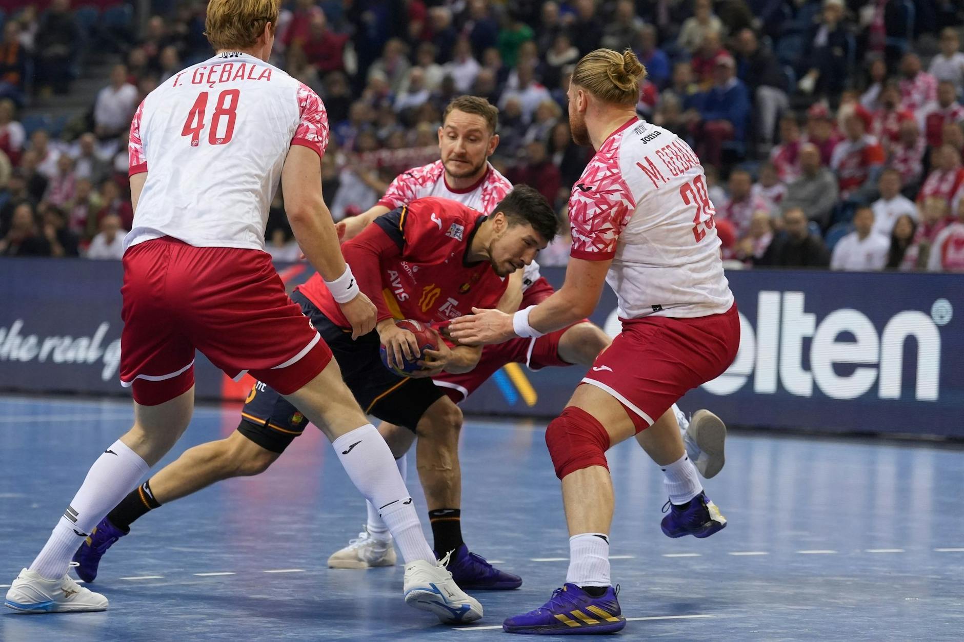 Spaniens Alex Dujshebaev (M) wird von drei Polen verteidigt.