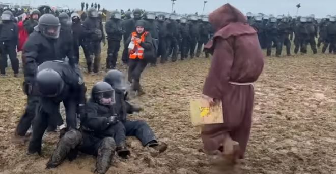 Lützerath: Aktivist in Mönchs-Kostüm schubst Polizist (Video)