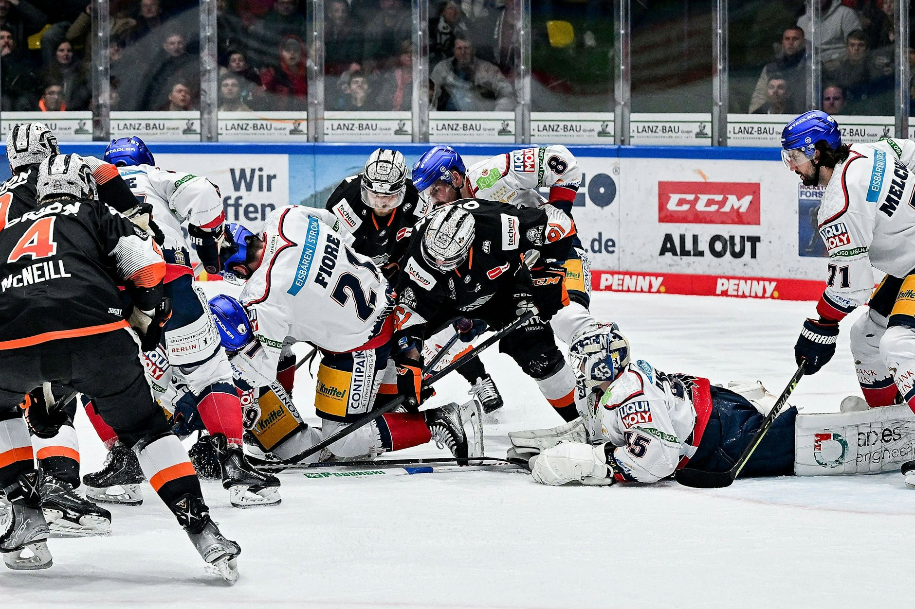 Mit vereinten Kräften stemmen sich Eisbären-Torwart Tobias Ancicka und seine Vorderleute gegen ein Tor der Löwen Frankfurt.