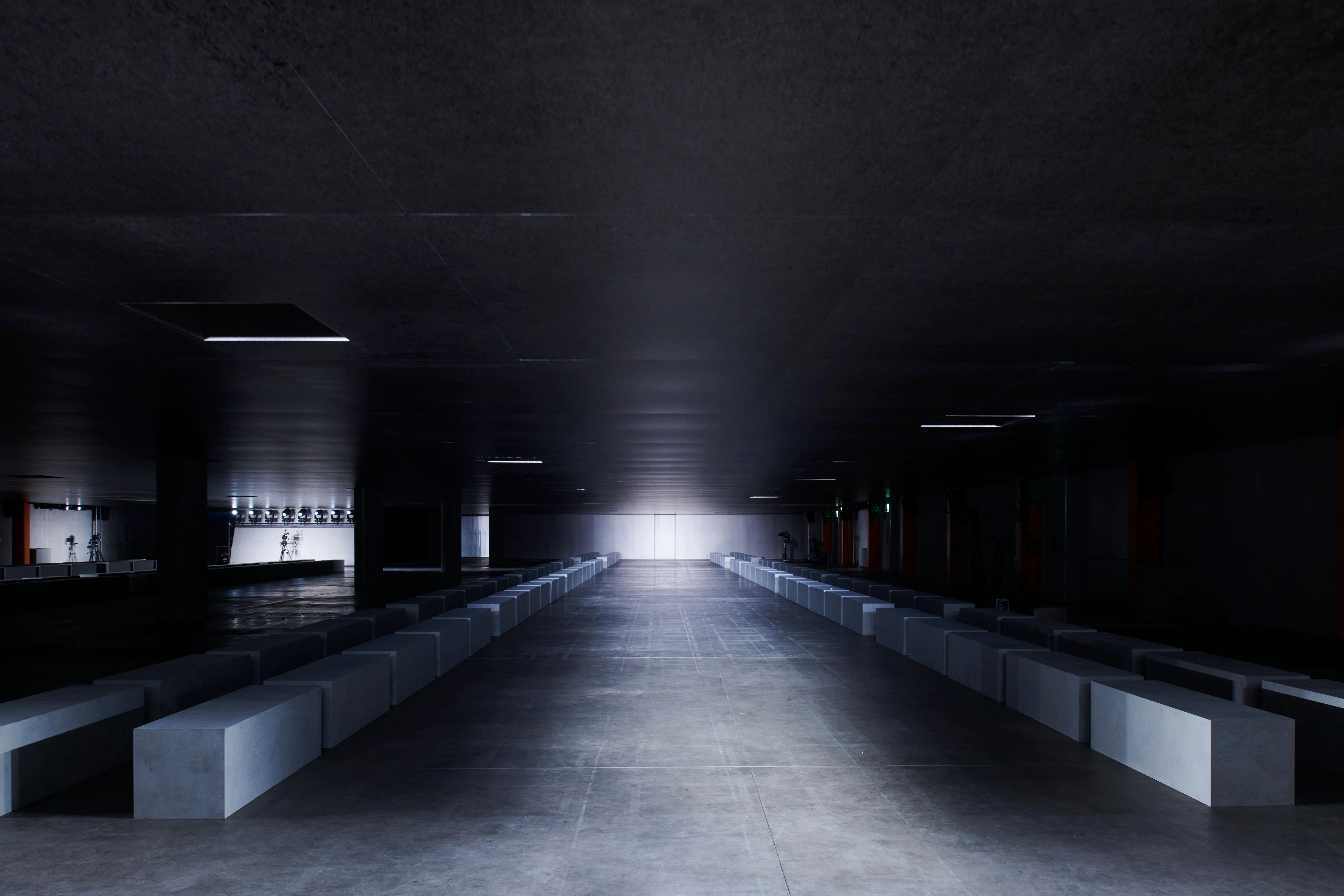 Der große Saal im Torre der Fondazione Prada wird für jede Show neu gestaltet.