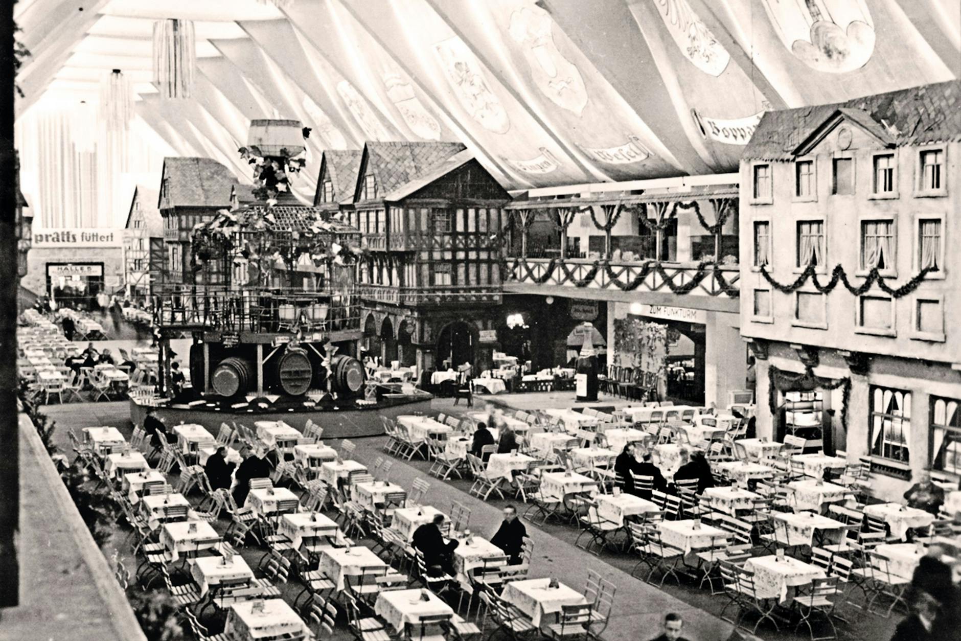 Das „Weindorf“ im Disney-Look bei der Messe des ominösen Jahrs 1933.