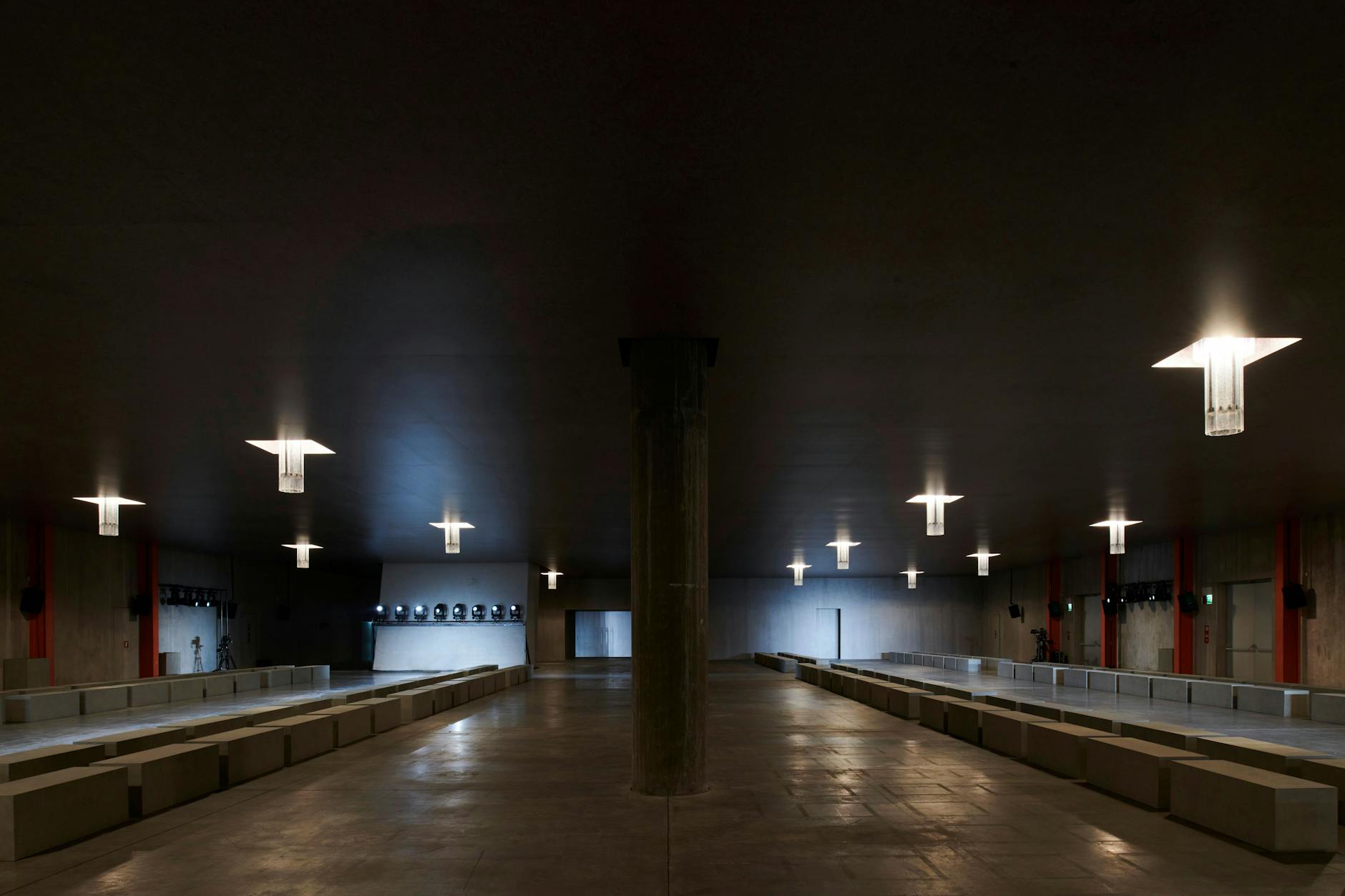 Diesmal erwartete die Besucher eine abgehängte Decke, die sich im Verlauf der Fashion-Show hob und schlanke Deckenleuchten freigab.