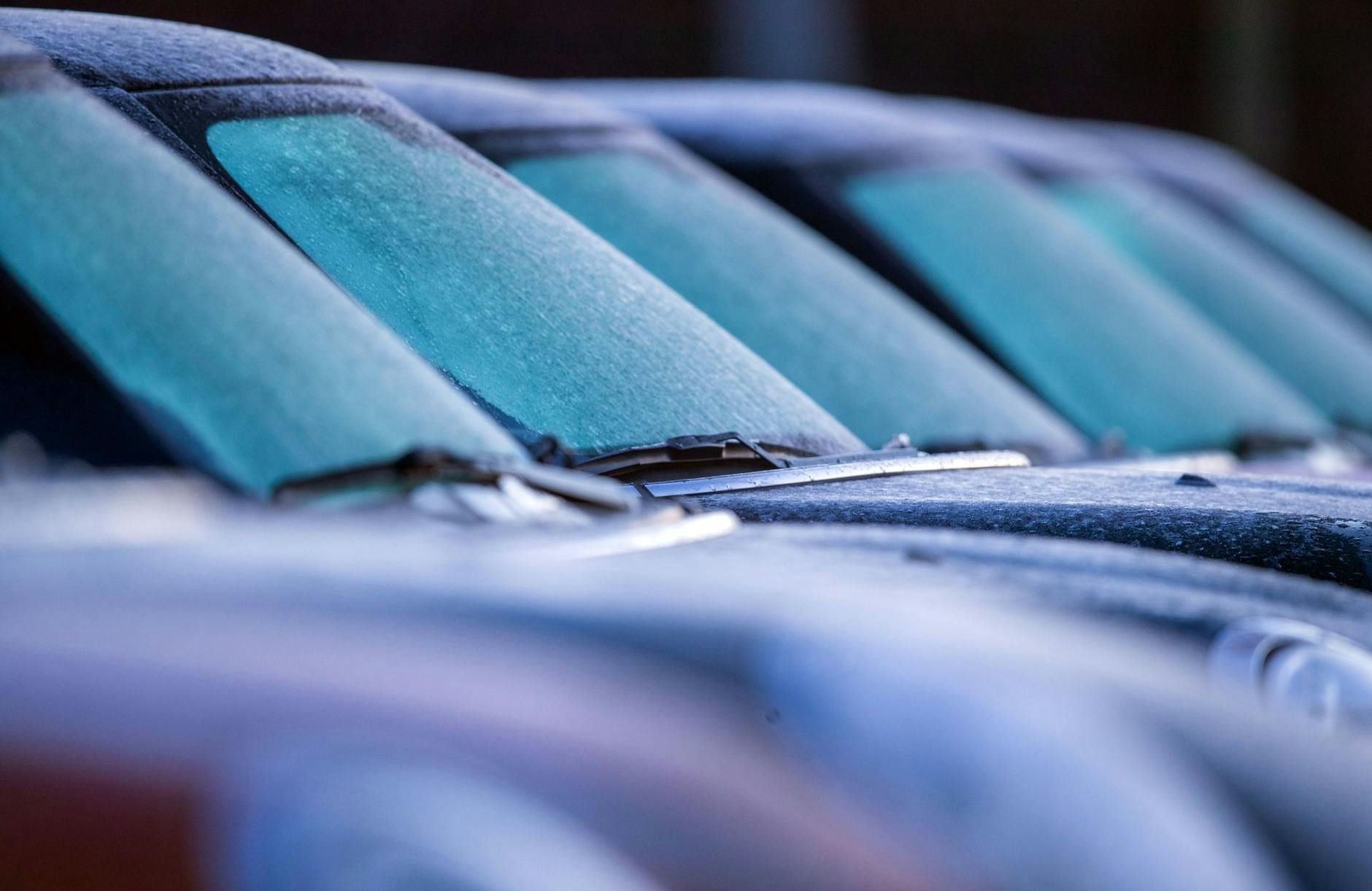 ARCHIV - Neuwagen beim Händler: Jeder zweite Autobesitzer in Deutschland hat einer Studie zufolge angesichts aktueller Entwicklungen Angst, sich sein Auto bald nicht mehr leisten zu können. a